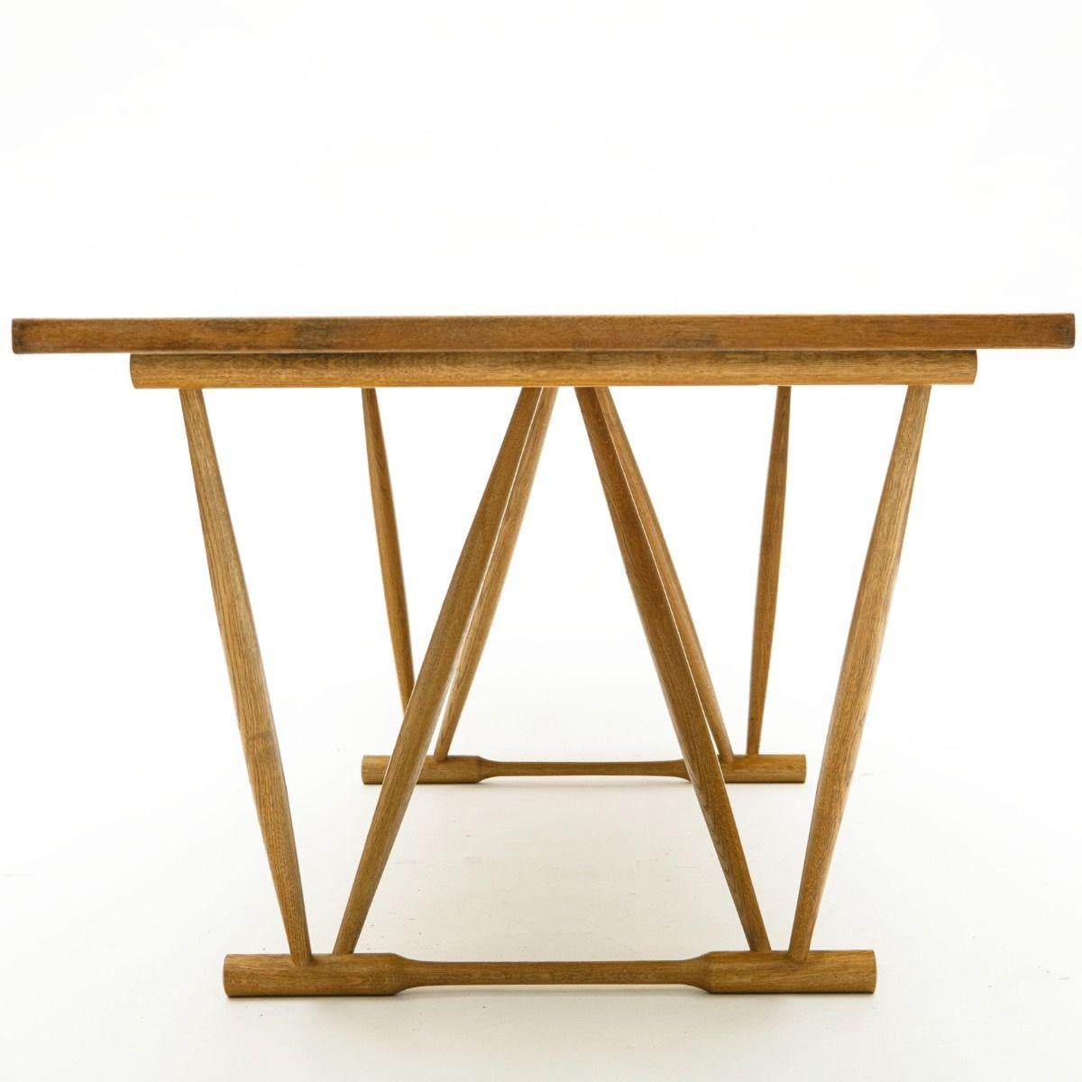 Scrittoio in Oak con una base scultorea e un elegante bordo profilato lungo un lato lungo, progettato per una comoda seduta.

Design danese nello stile di Frode Holm. Prodotto da Andreas Tuck, 1950-1960 circa.

 