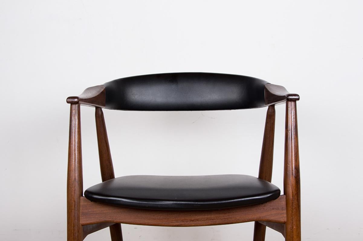 Pretty Scandinavian office chair. Very comfortable. 
Sober and very elegant design.
