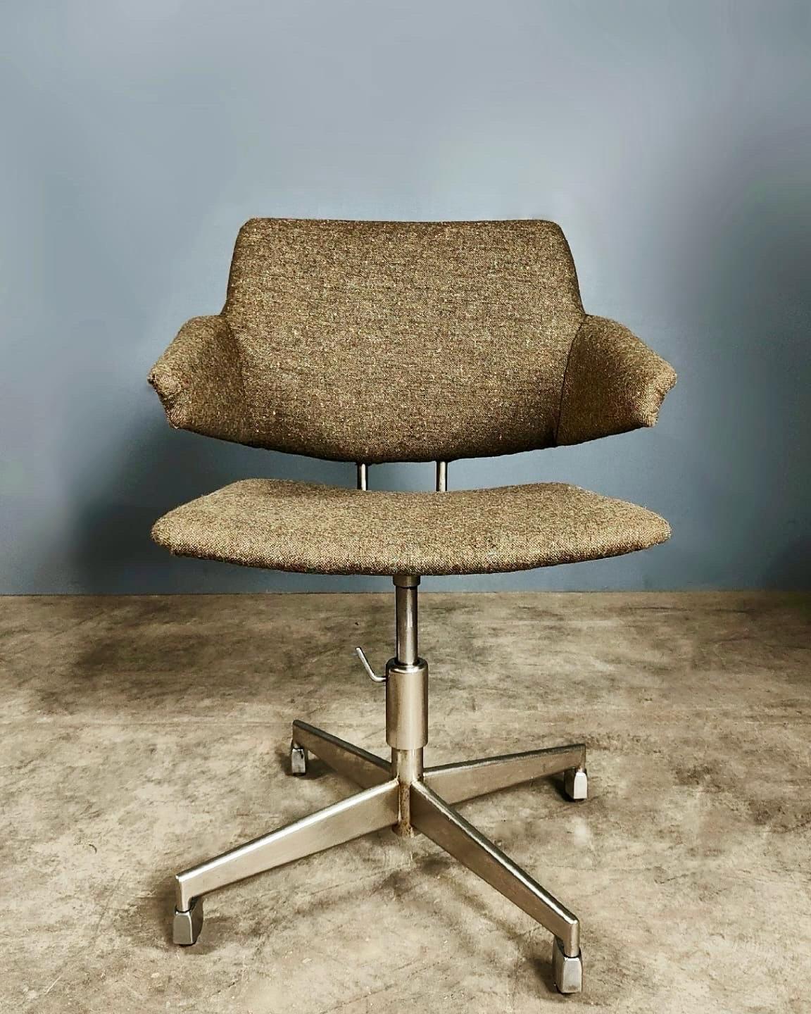 New Stock ✅

Danish Office Swivel Chair by Jacob Jensen for Labofa Mobler Mid Century Vintage Retro MCM

Rare and beautiful Danish modern desk chair designed by Jacob Jensen for Labofa Mobler.

Manufactured in Denmark from the 1960s, this