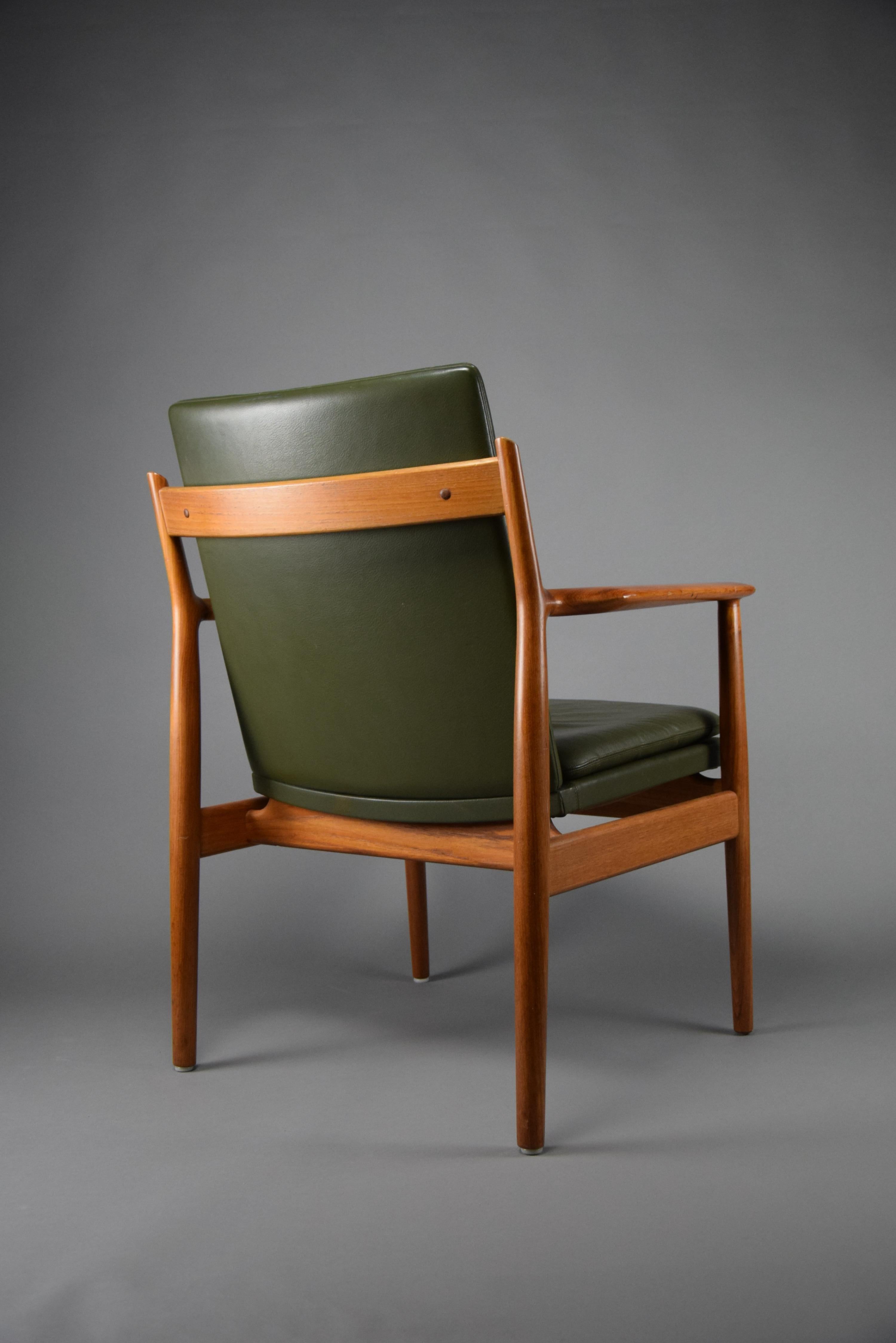Classy, elegant and stylish. This armchair model 431, has it all. Designed by Arne Vodder in the 1950's and produced by Sibast Denmark in the 1960's. The Jatoba wooden frame is in excellent condition as is the olive colored leather upholstery.

The