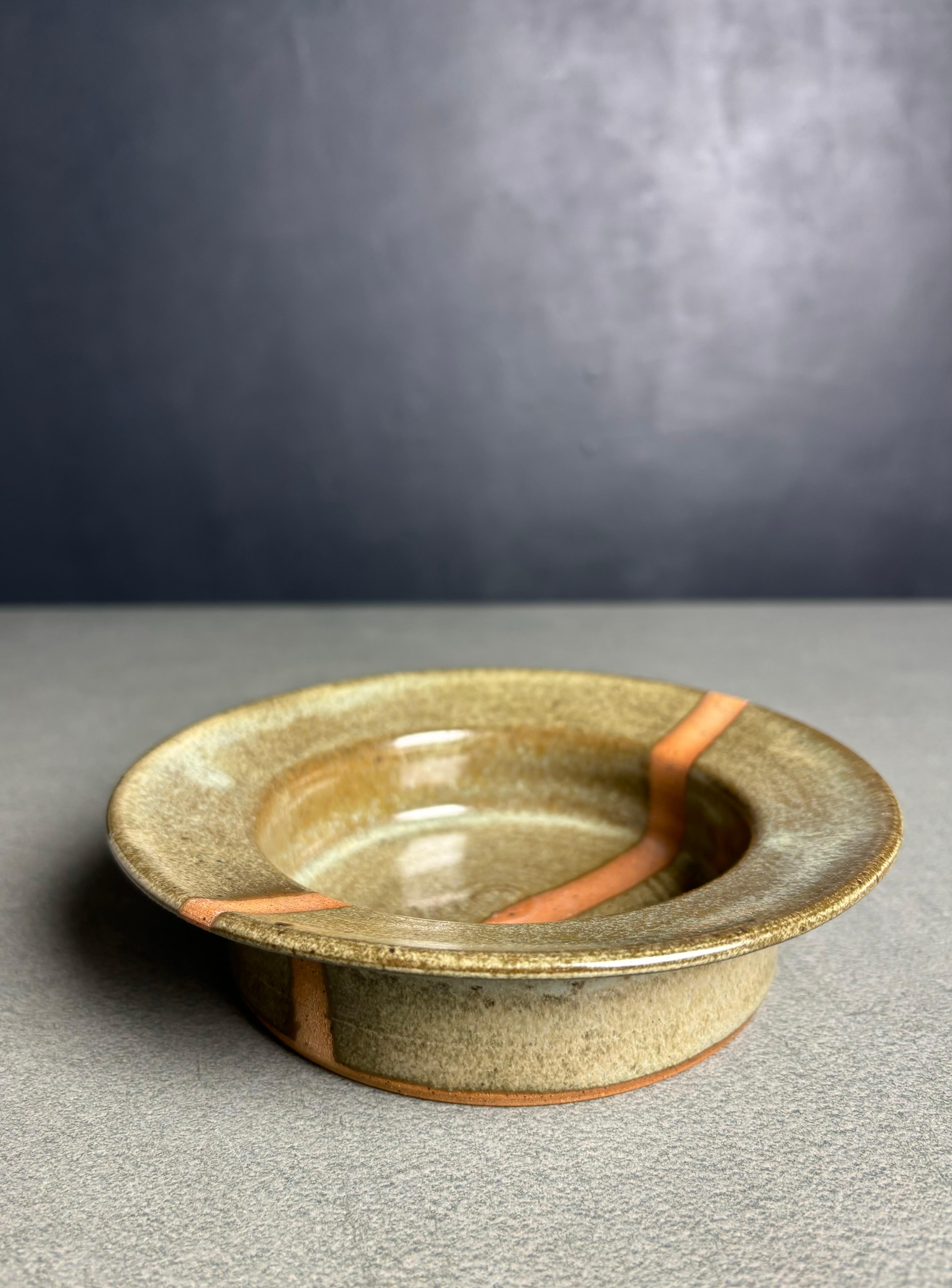 Plat vide-poche de couleur vert olive clair avec une bande non émaillée au milieu. Fabriqué par Bjergård Keramik dans les années 1970. Estampillé sous la base.
Belle condition vintage. 
Danemark, années 1970.