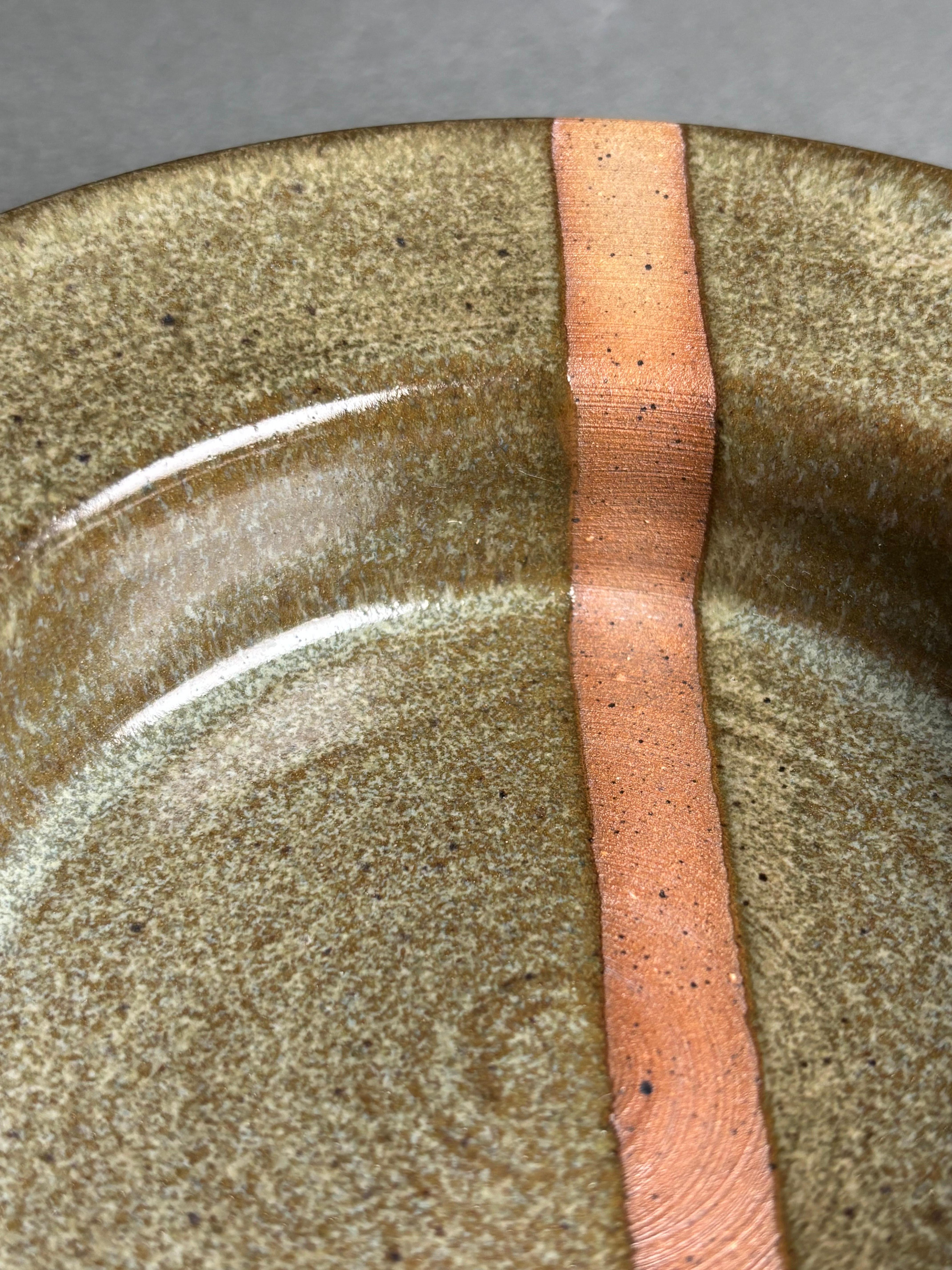 Vernissé Plat à rayures graphiques danois vert olive, 1970 en vente