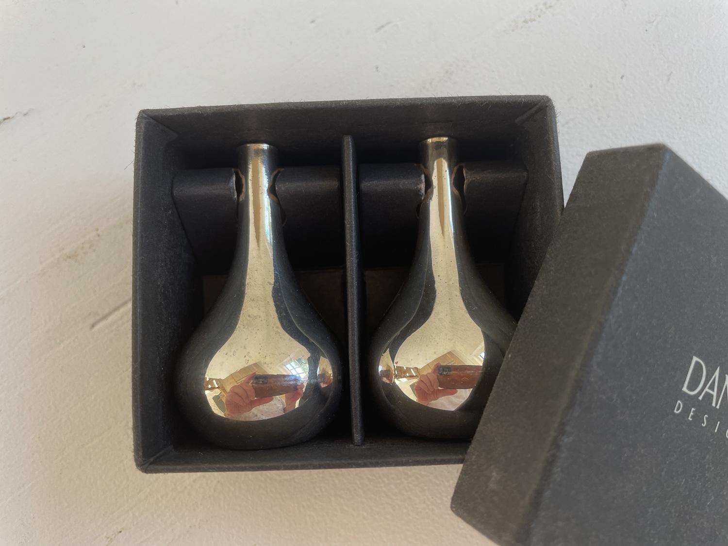 Dänische Zwiebel-Kerzenhalter in Geschenkbox von Jens H. Quistgaard für Dansk Designs 1960s, 2er-Set.

Set aus zwei kleinen versilberten Kerzenhaltern in Form einer Zwiebel oder eines Tropfens, entworfen vom dänischen Designer Jens Harald