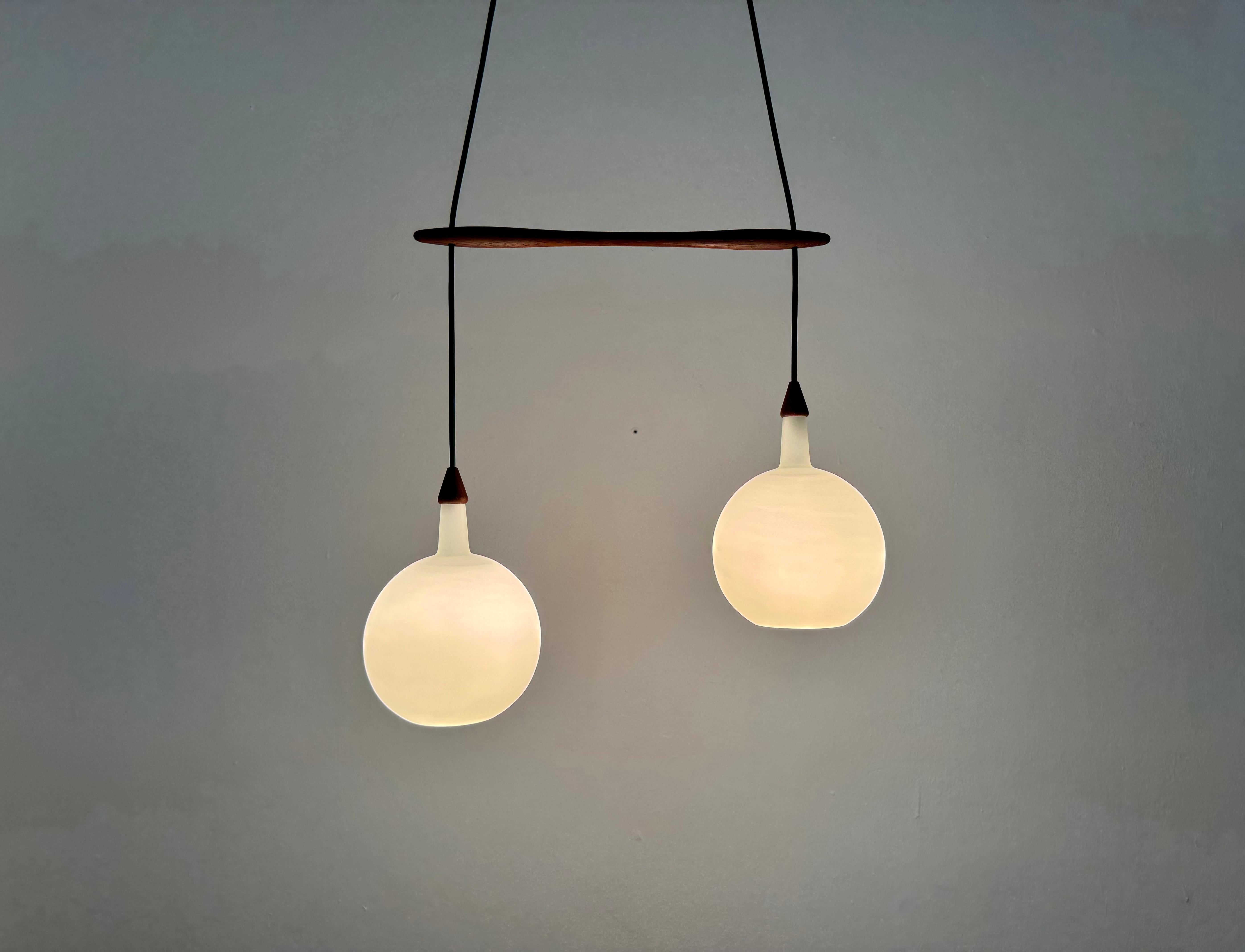 Lampada a cascata danese in opalina e teak di Nordisk Solar in vendita 3