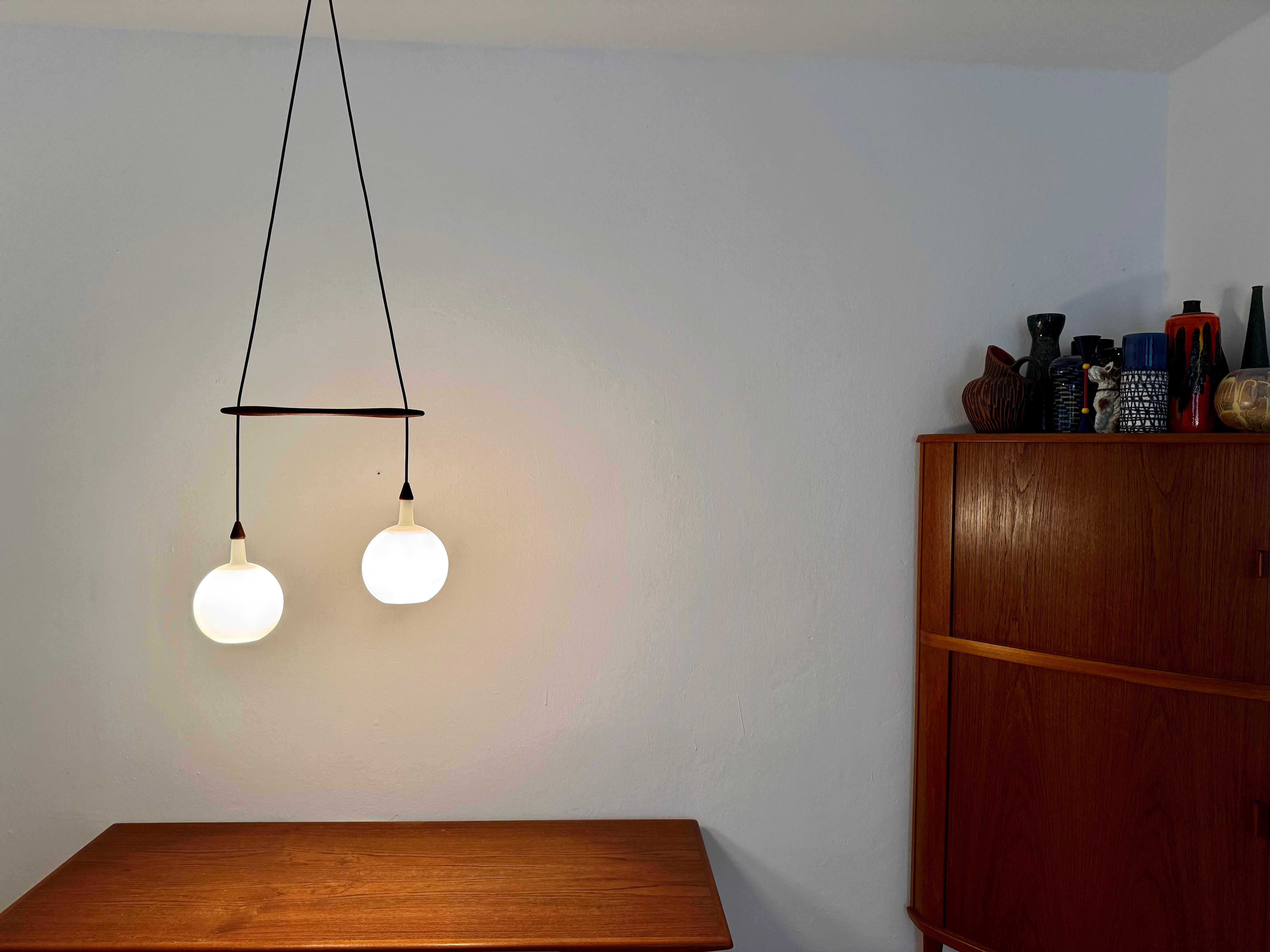 Lampada a cascata danese in opalina e teak di Nordisk Solar in vendita 4