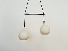 Lámpara danesa en cascada de opalina y teca, de Nordisk Solar