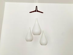 Lampe cascade danoise en opaline et teck par Nordisk Solar
