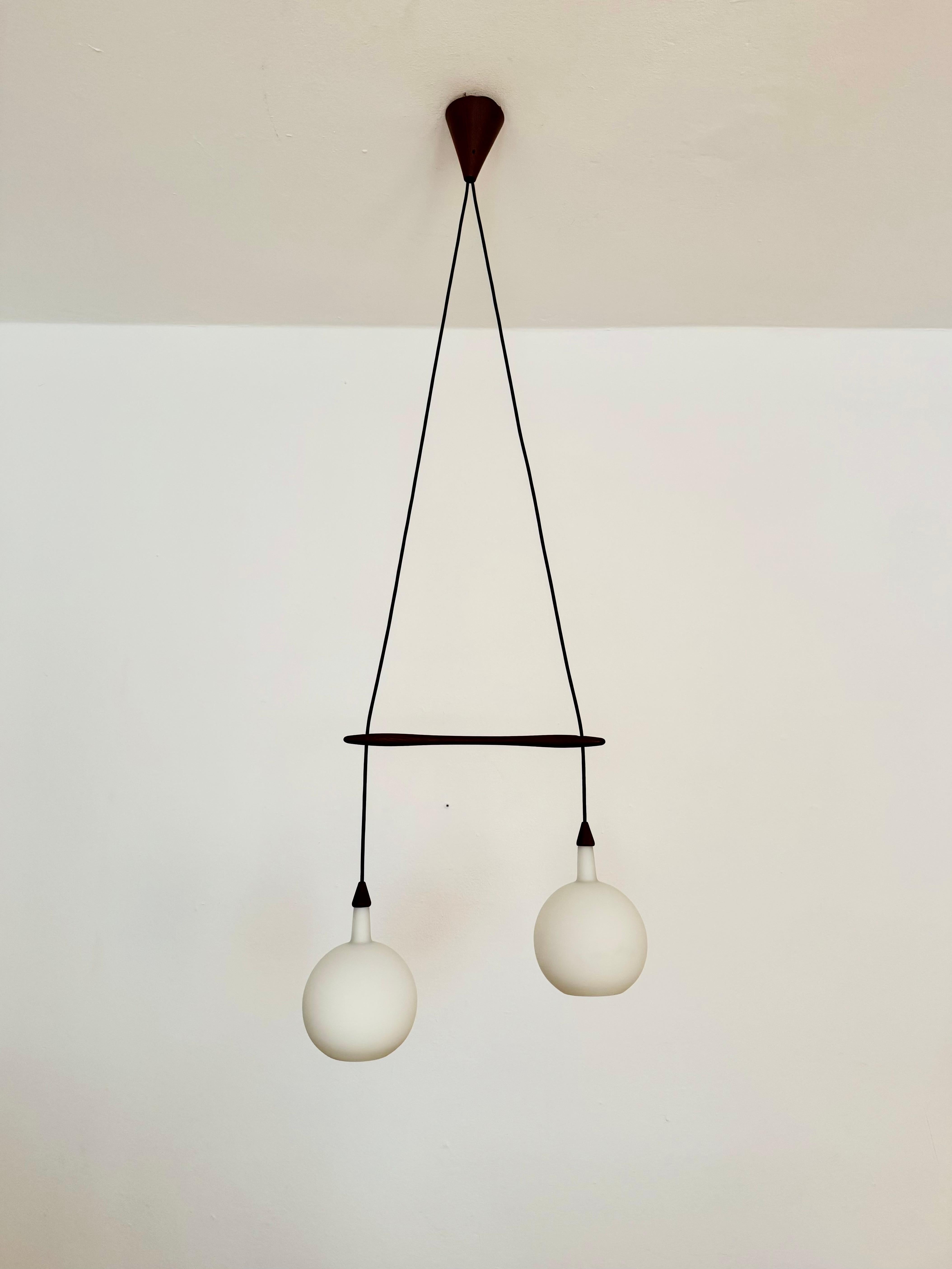Scandinavo moderno Lampada a cascata danese in opalina e teak di Nordisk Solar in vendita