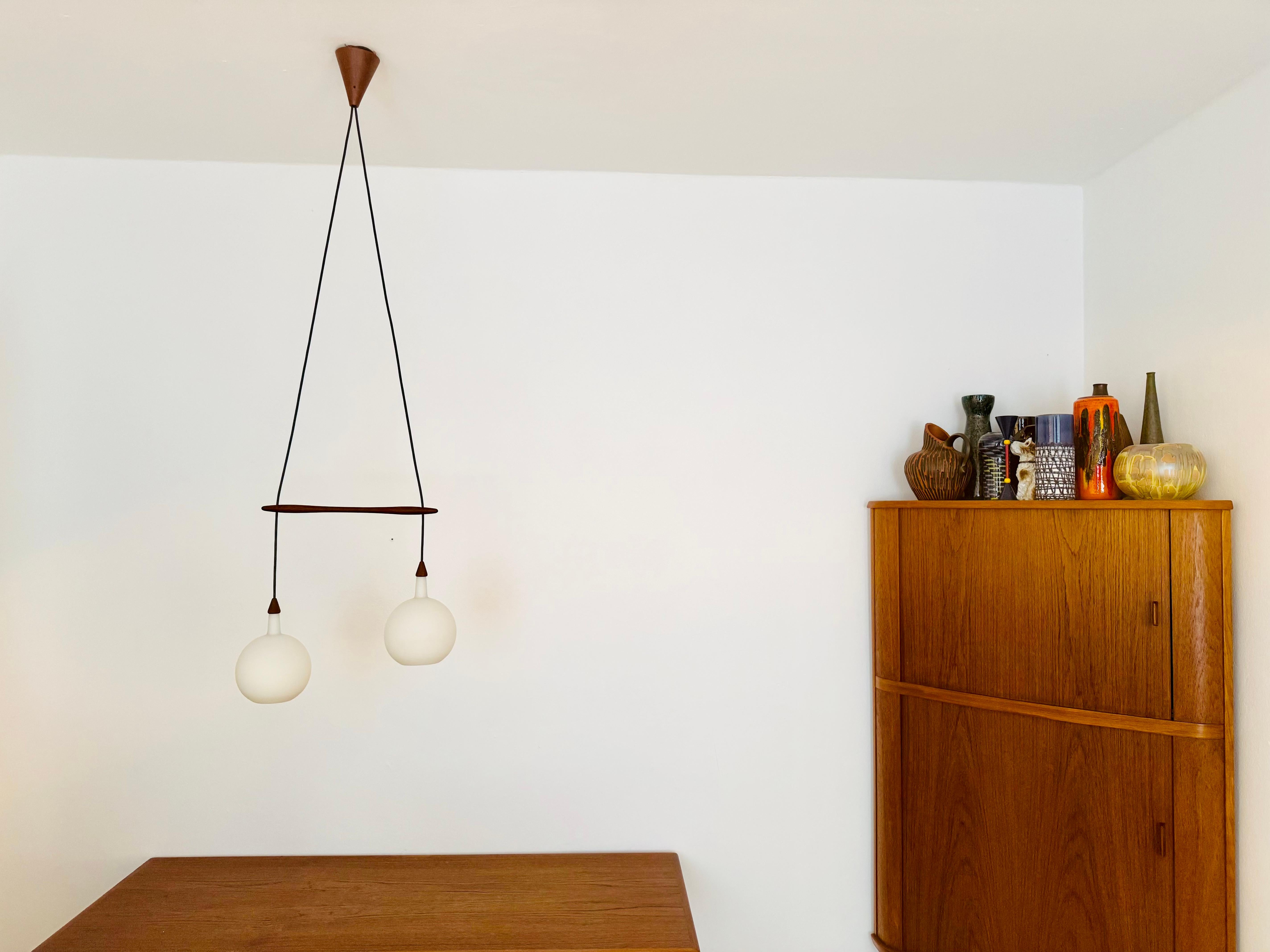 Lampada a cascata danese in opalina e teak di Nordisk Solar In condizioni buone in vendita a München, DE