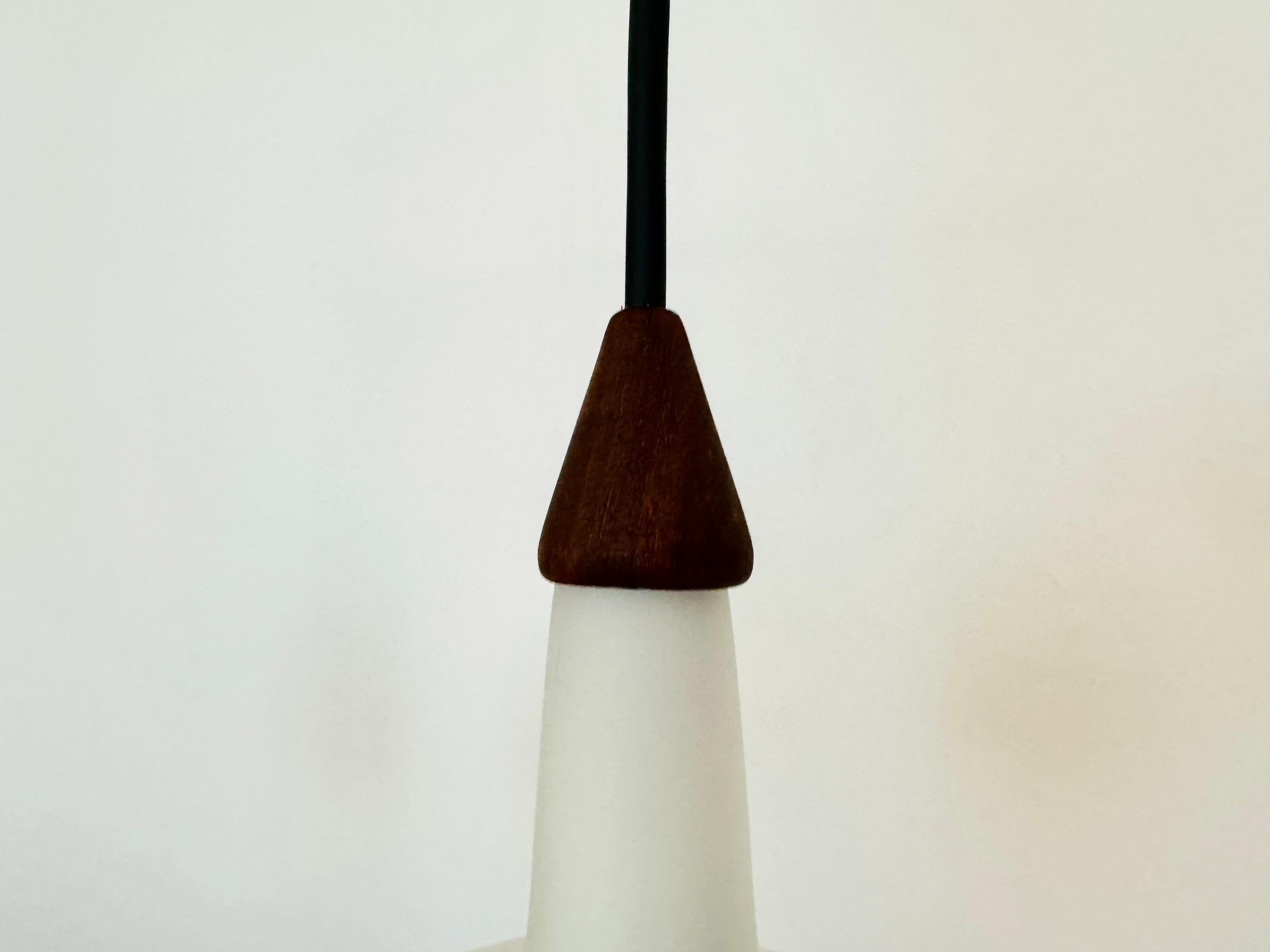 Vetro opalino Lampada a cascata danese in opalina e teak di Nordisk Solar in vendita