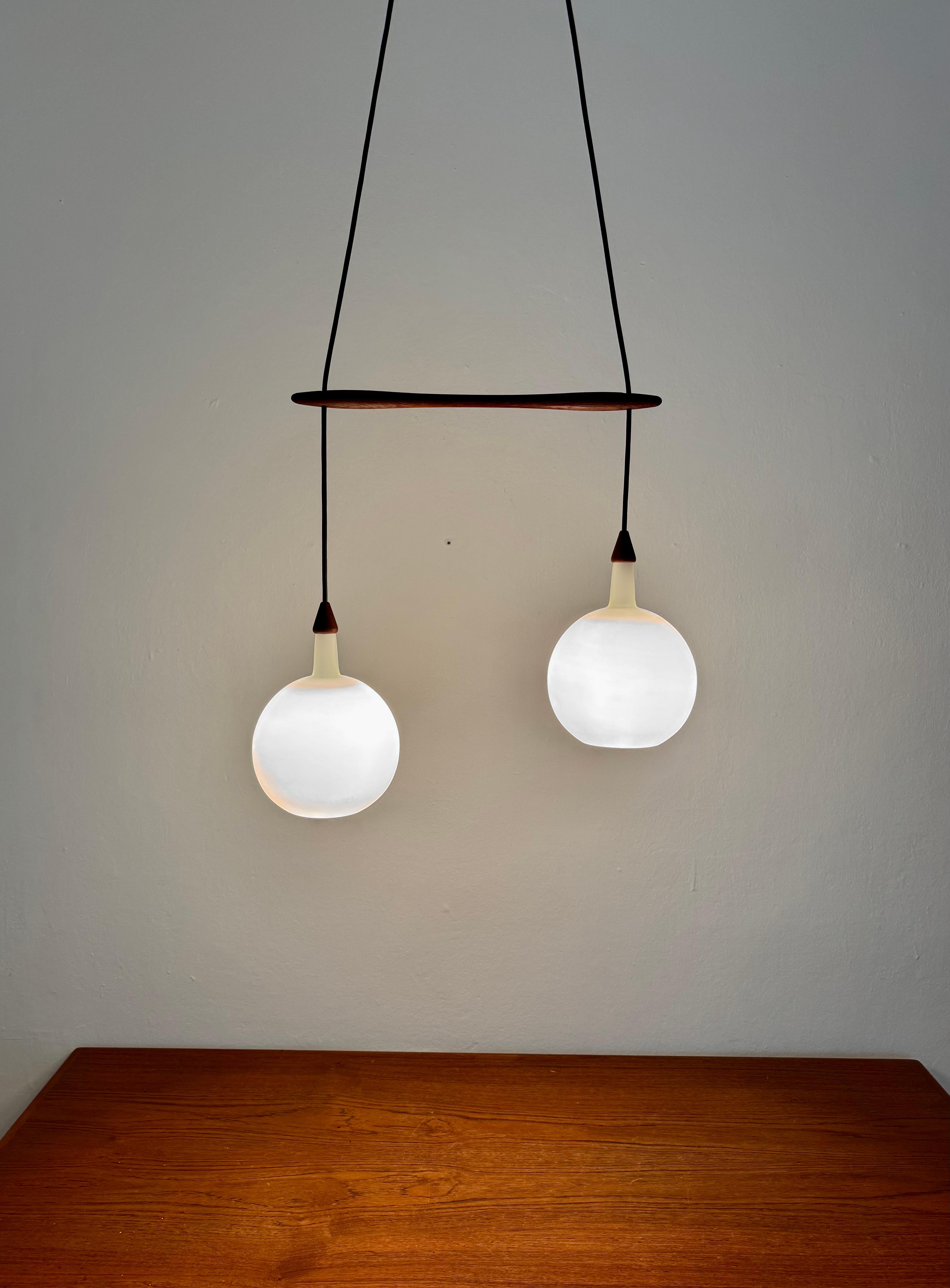 Lampada a cascata danese in opalina e teak di Nordisk Solar in vendita 1