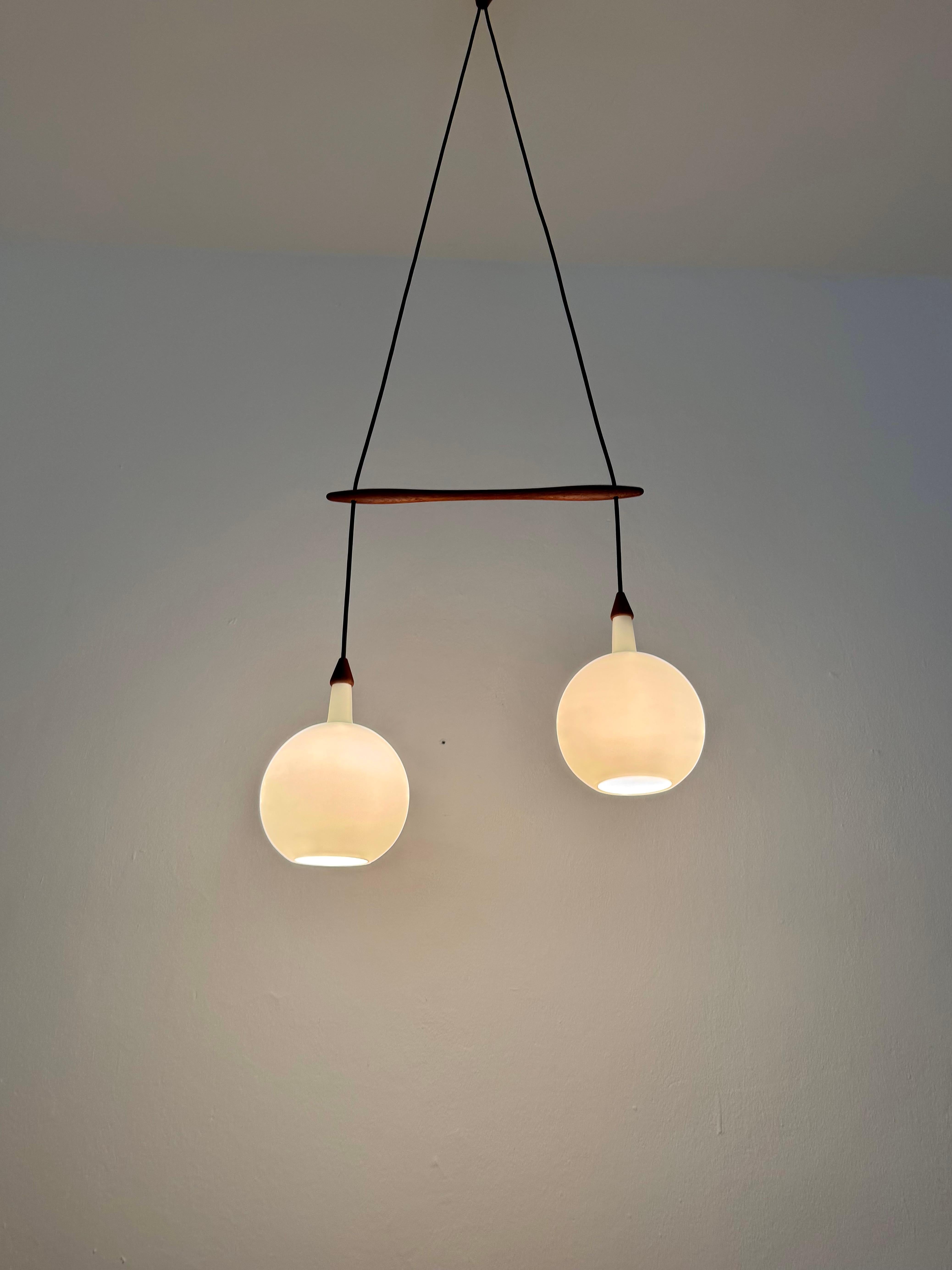 Lampada a cascata danese in opalina e teak di Nordisk Solar in vendita 2