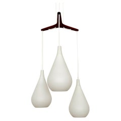 Lampada a cascata danese in opalina e teak di Nordisk Solar Lampada a cascata danese in opalina e teak di Nordisk Solar