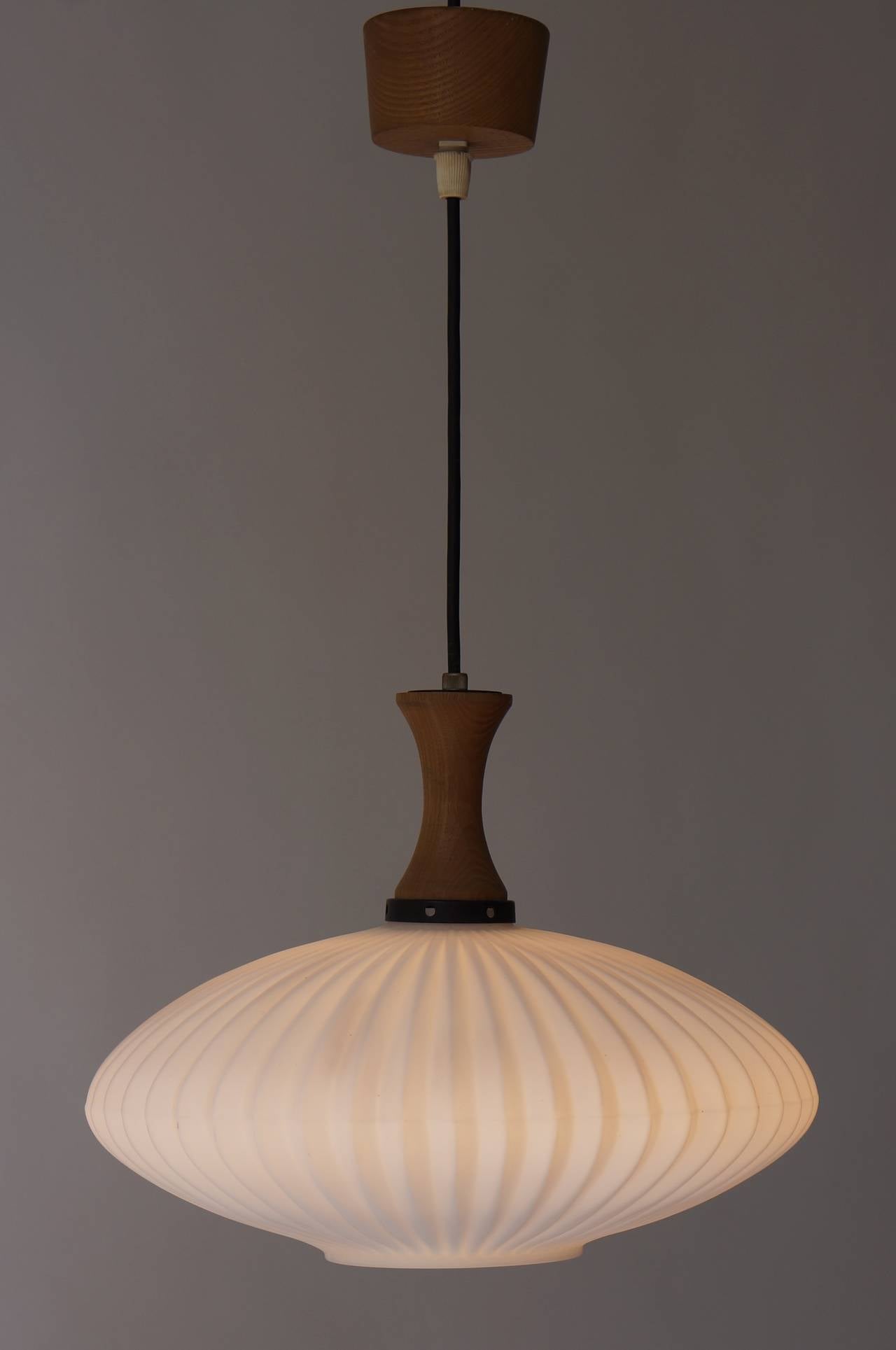 Lampe pendante danoise en verre et bois du milieu du siècle dernier.
Mesures : Diamètre 35 cm.
Hauteur 15 cm.