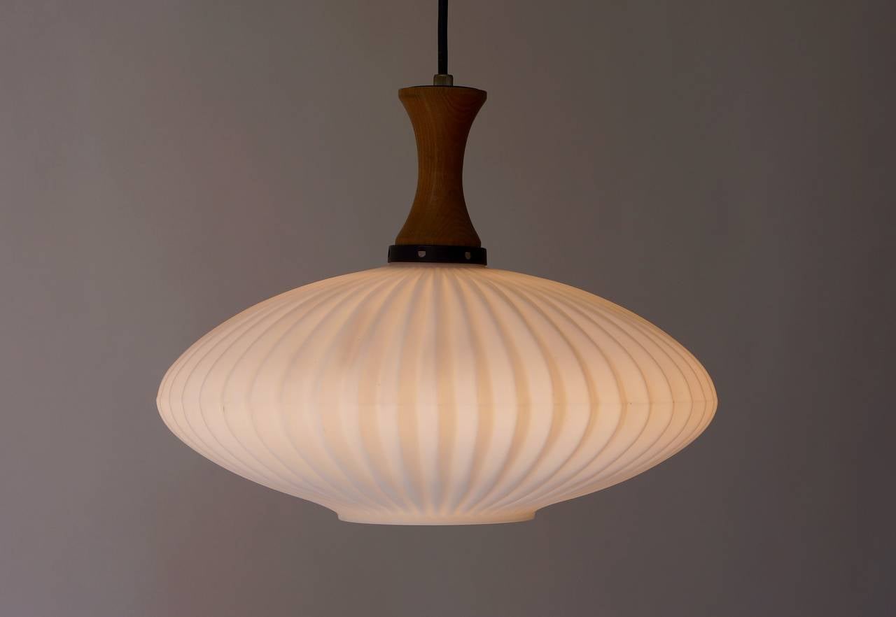 20ième siècle Lampe à suspension danoise en bois et opaline en vente