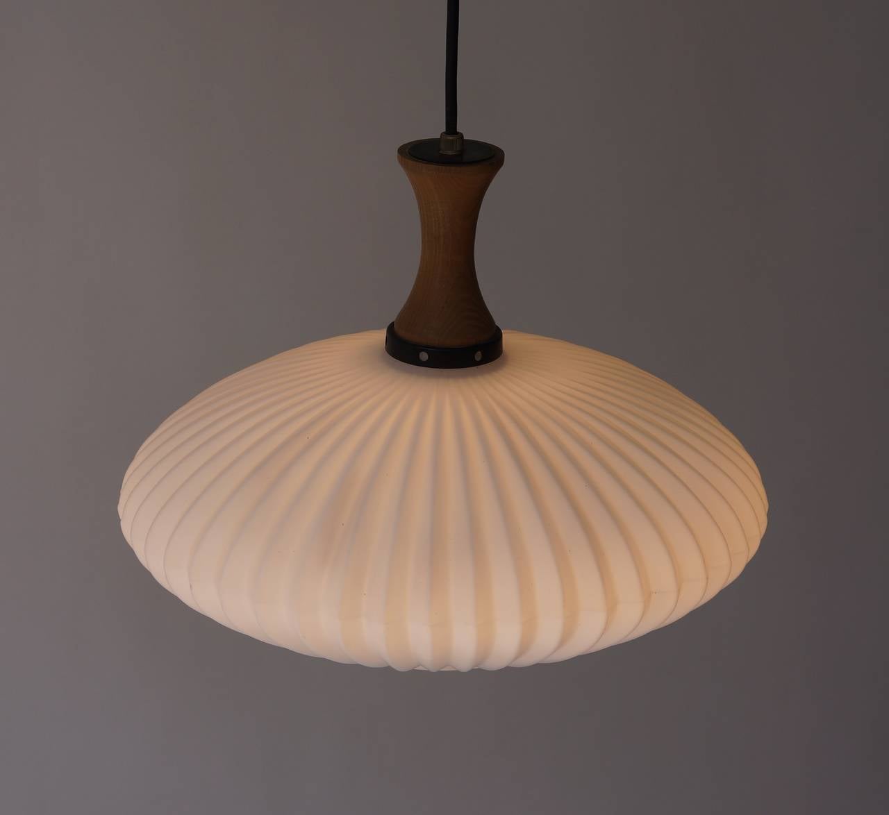 Vetro opalino Lampada a sospensione danese in opalina e Wood in vendita
