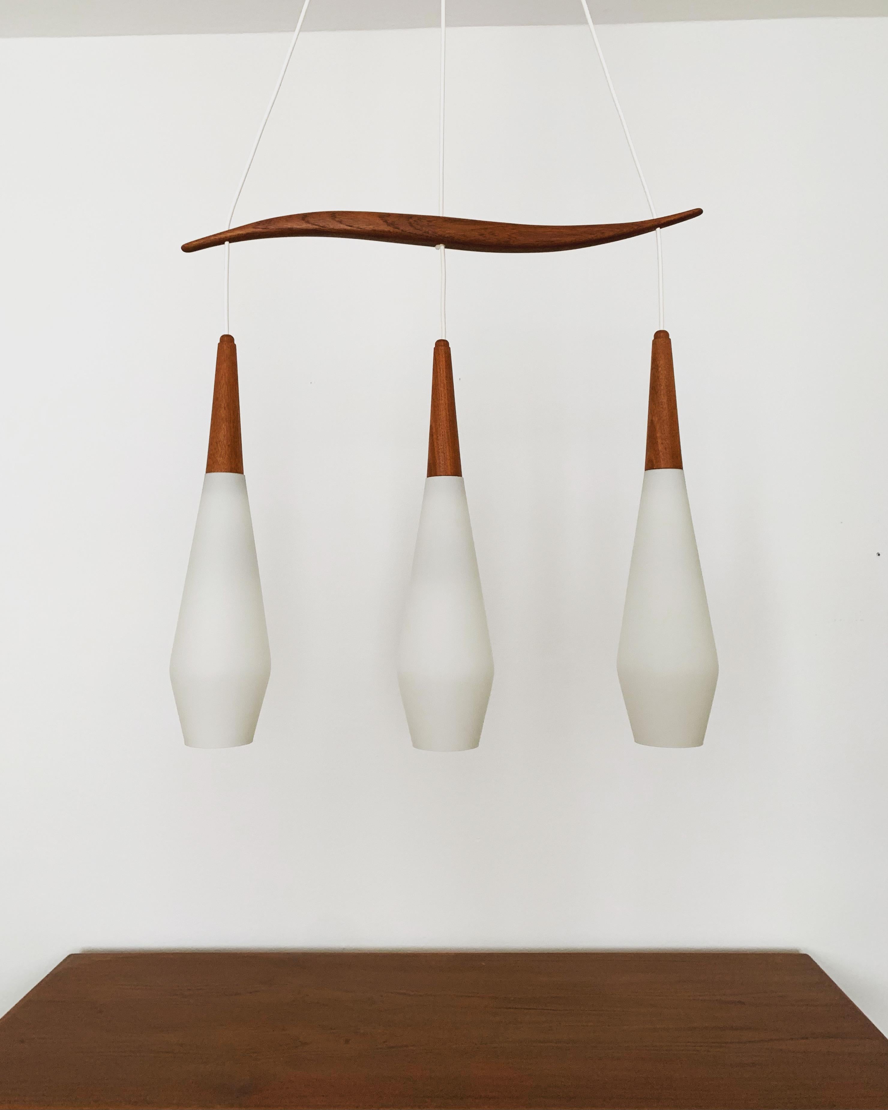 Scandinavo moderno Lampada danese in vetro opalino e teak in vendita