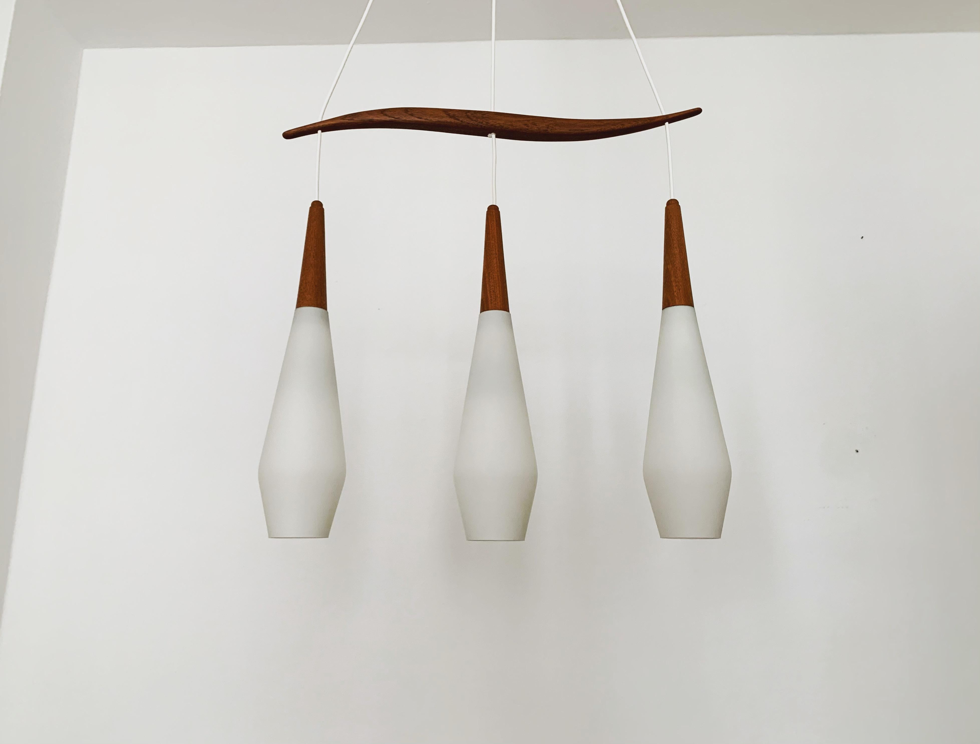 Lampada danese in vetro opalino e teak In condizioni buone in vendita a München, DE