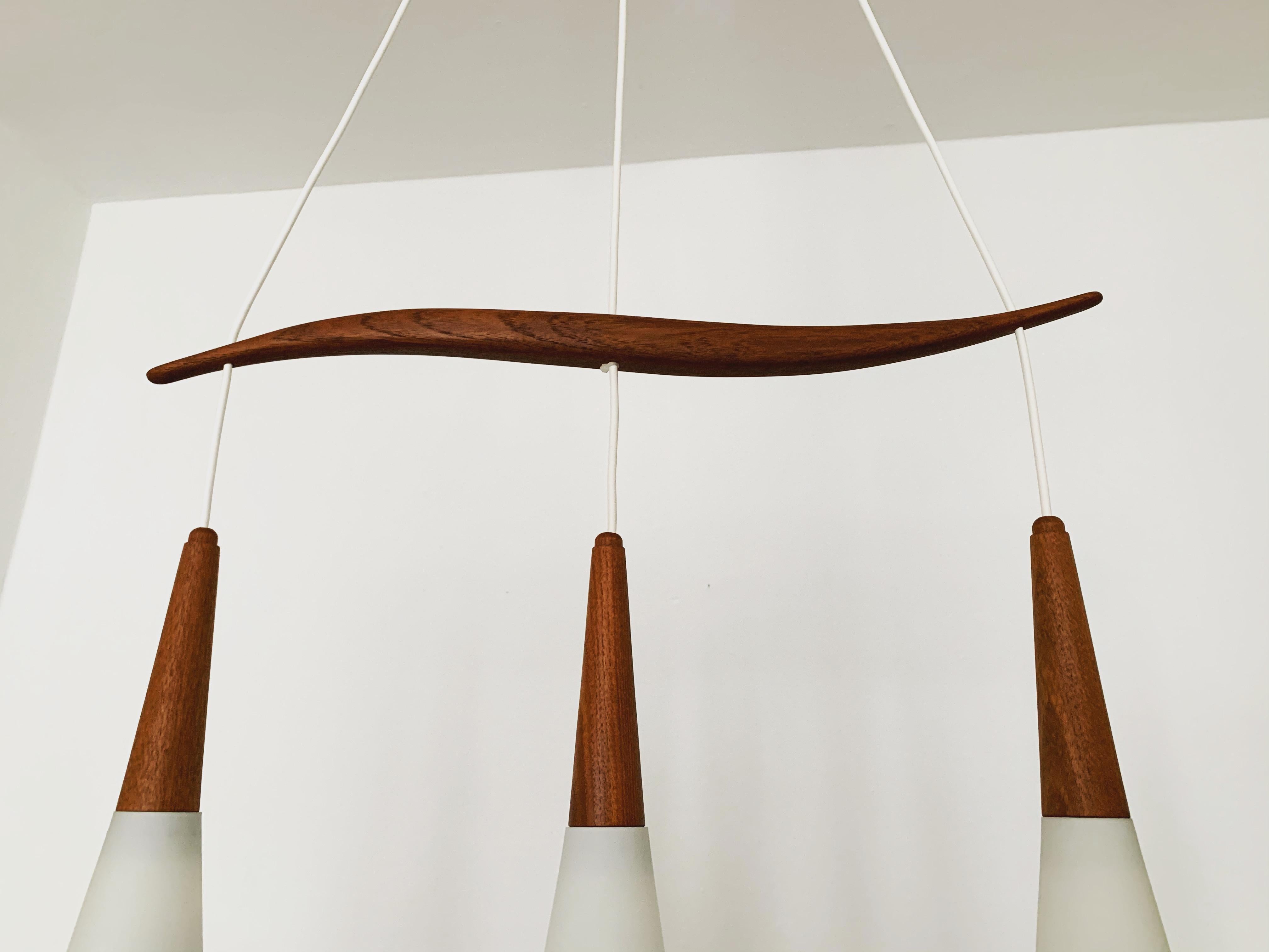 Metà XX secolo Lampada danese in vetro opalino e teak in vendita
