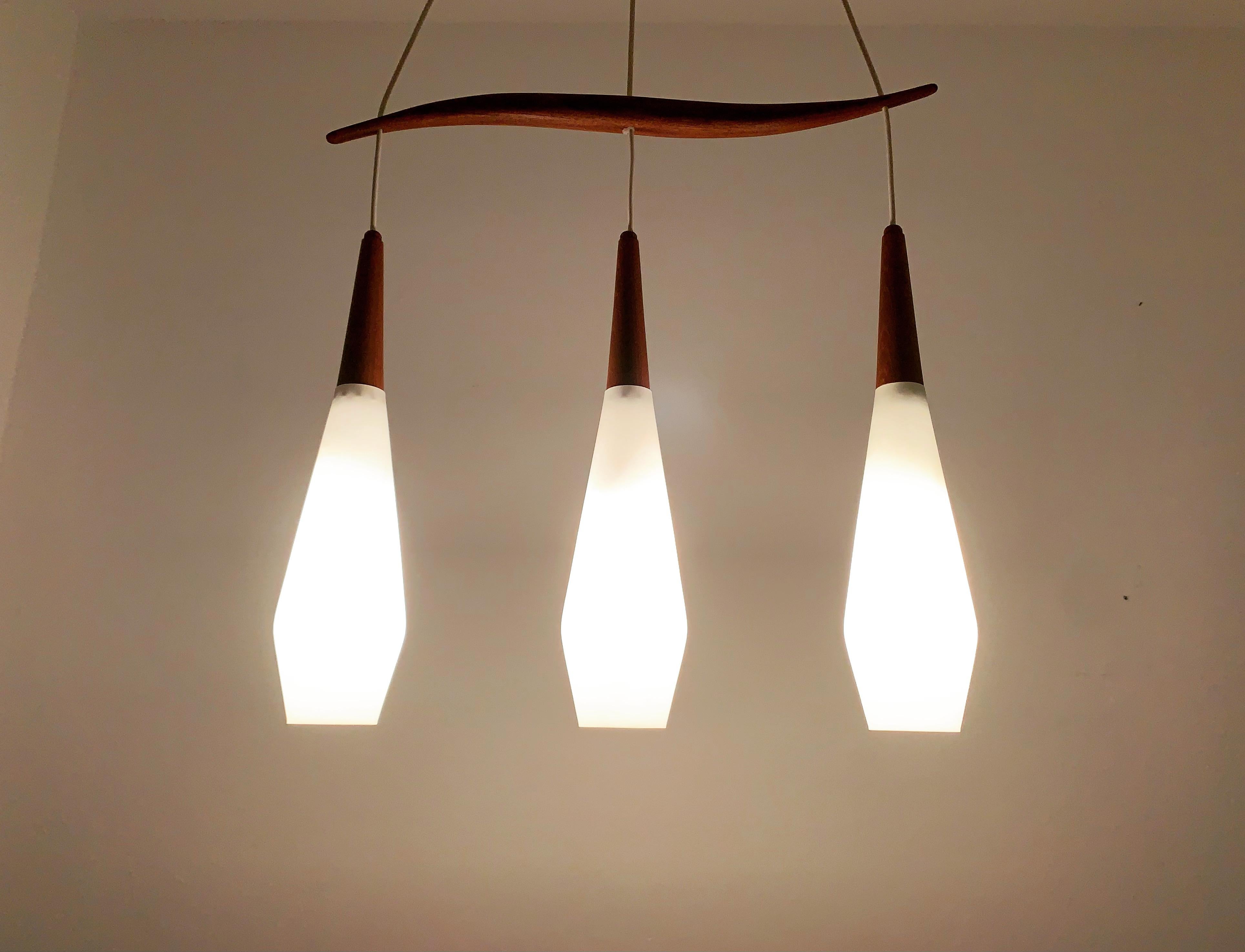 Lampada danese in vetro opalino e teak in vendita 1