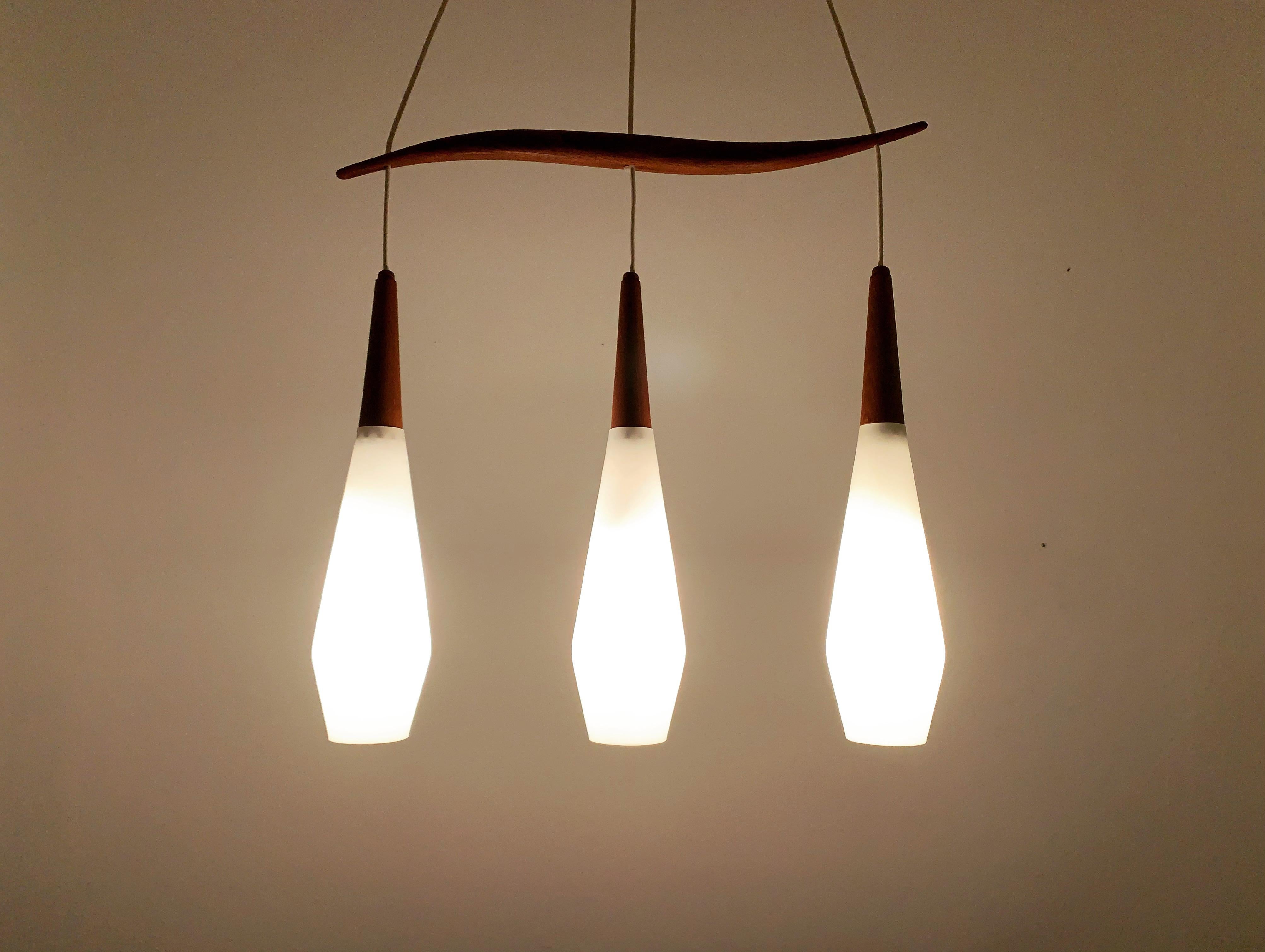 Lampada danese in vetro opalino e teak in vendita 2