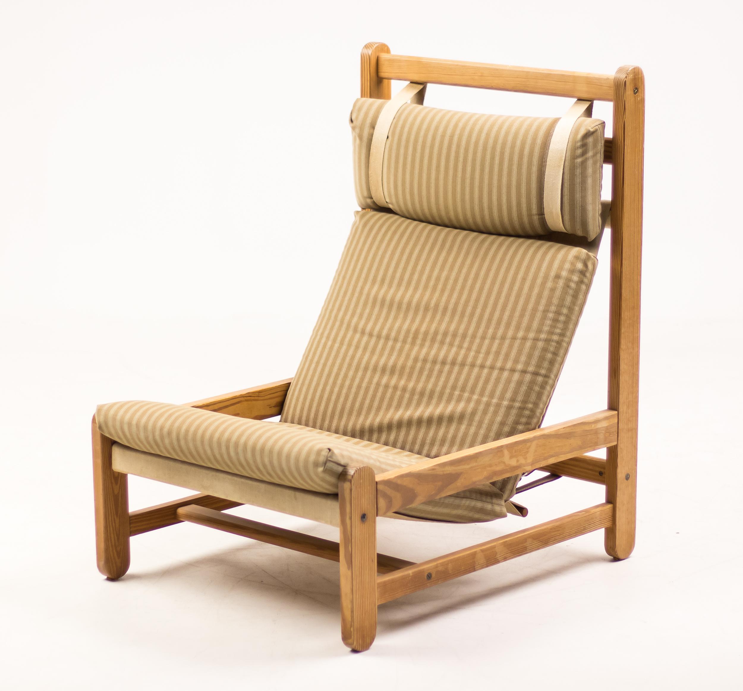 Comfortable 1960's Danish lounge chair with Oregon pine frame and striped canvas sling seat.
Disassembles easily for simple and safe shipping.
Wonderful all original vintage condition.