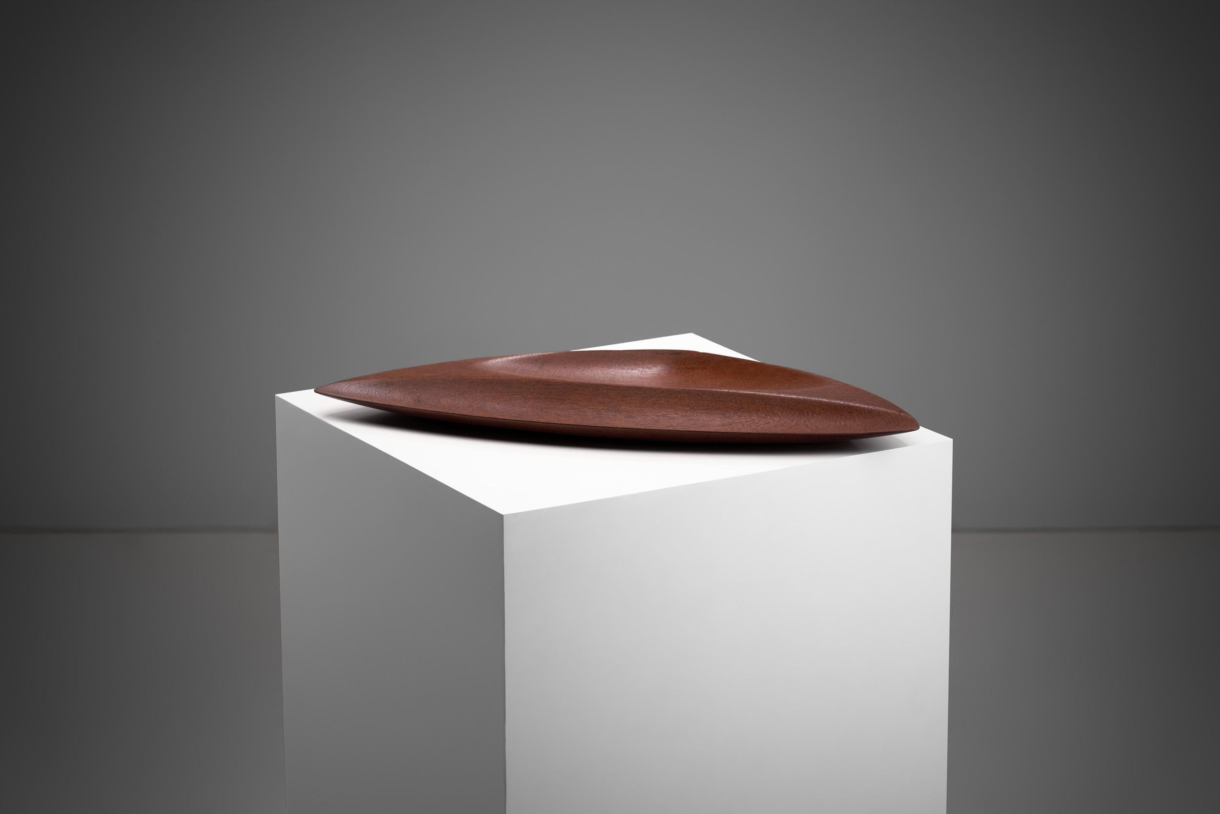 El diseño danés de muebles de mediados de siglo, que floreció entre las décadas de 1940 y 1960, es famoso por su elegancia minimalista, su artesanía excepcional y su énfasis en la funcionalidad. Caracterizado por líneas limpias, formas orgánicas y