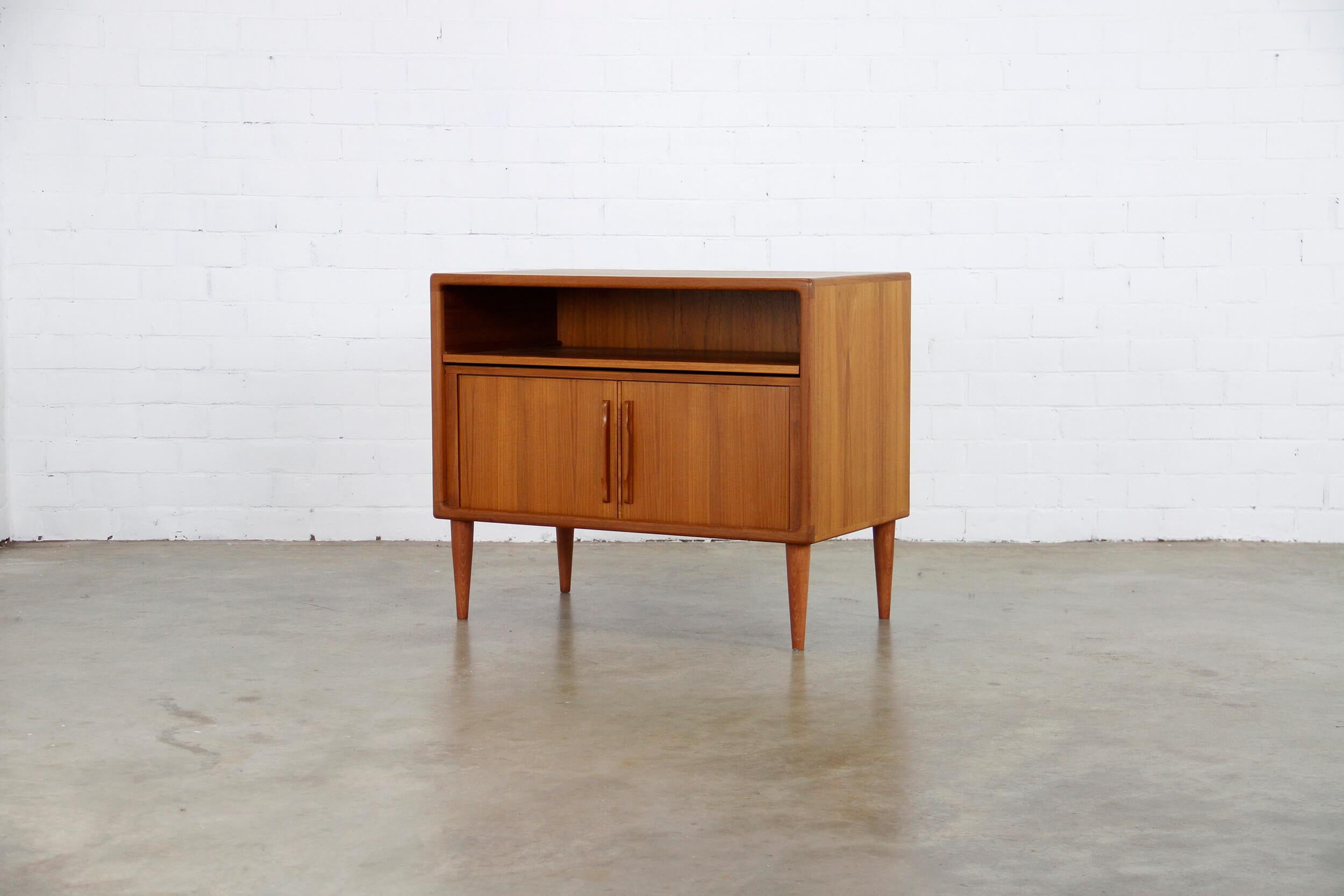 Danish Organic Teak Record Player Cabinet by Dyrlund (Moderne der Mitte des Jahrhunderts)