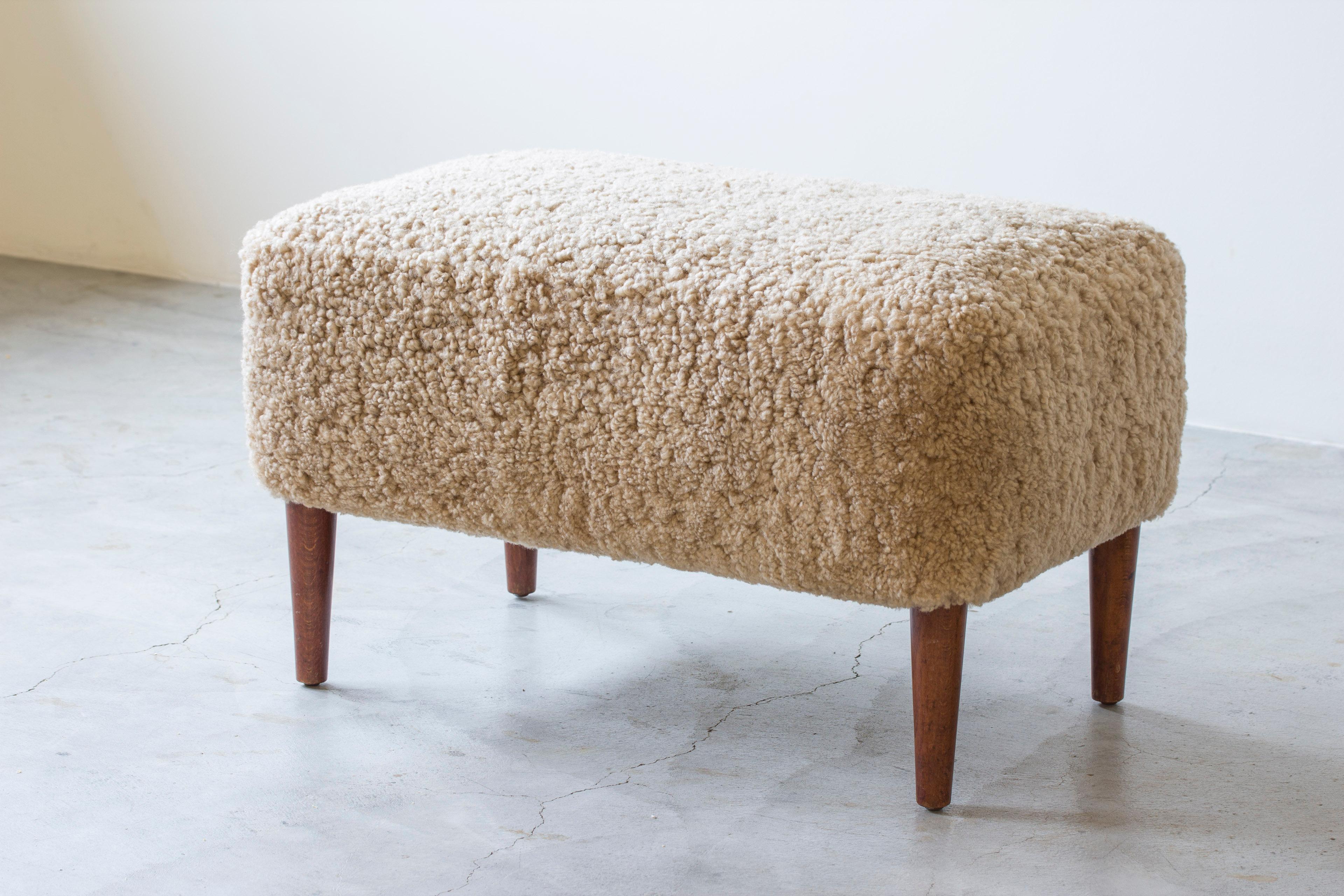 Scandinavo moderno Pouf/sgabello danese in teak e pelle di pecora, moderno scandinavo in vendita