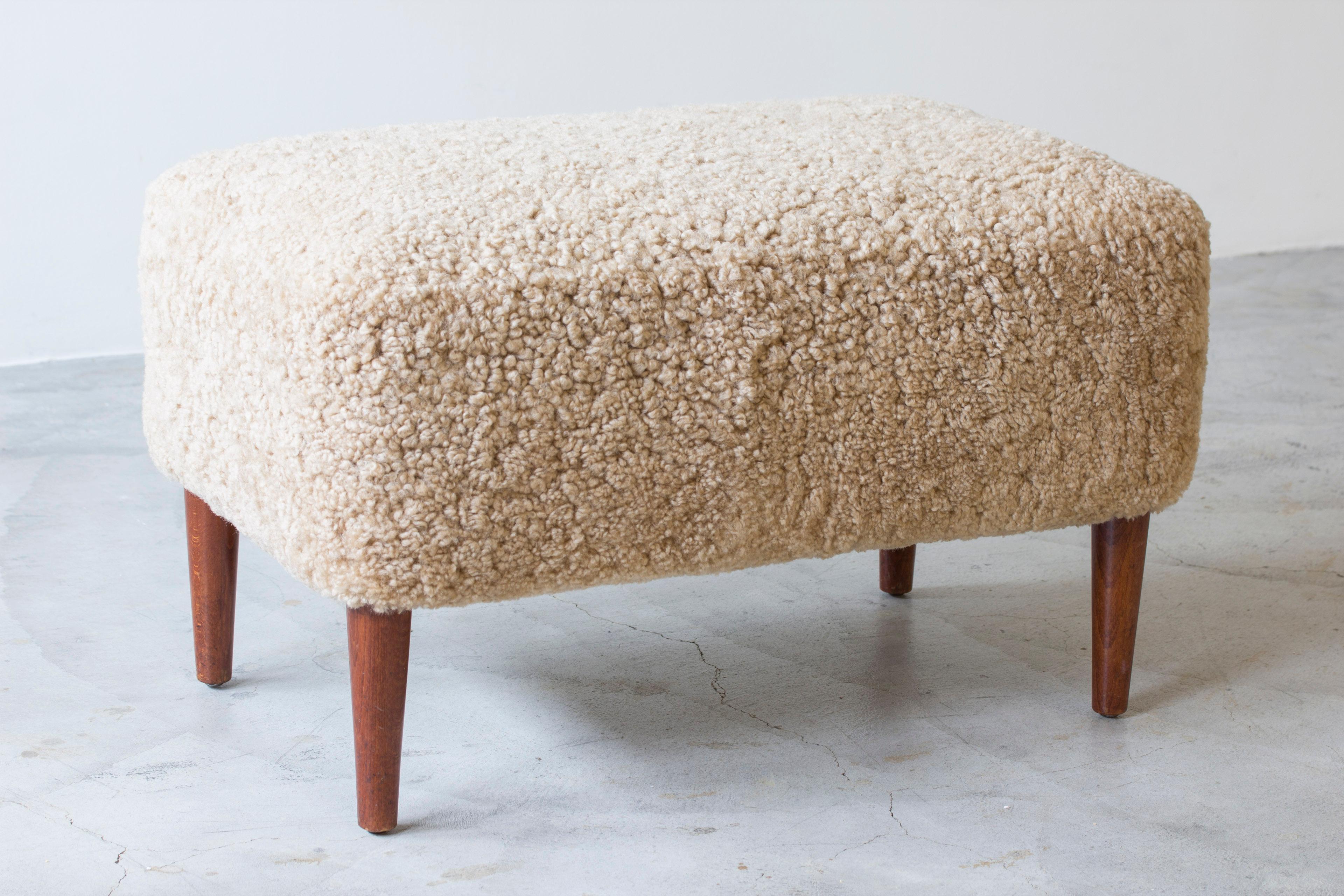 Danese Pouf/sgabello danese in teak e pelle di pecora, moderno scandinavo in vendita