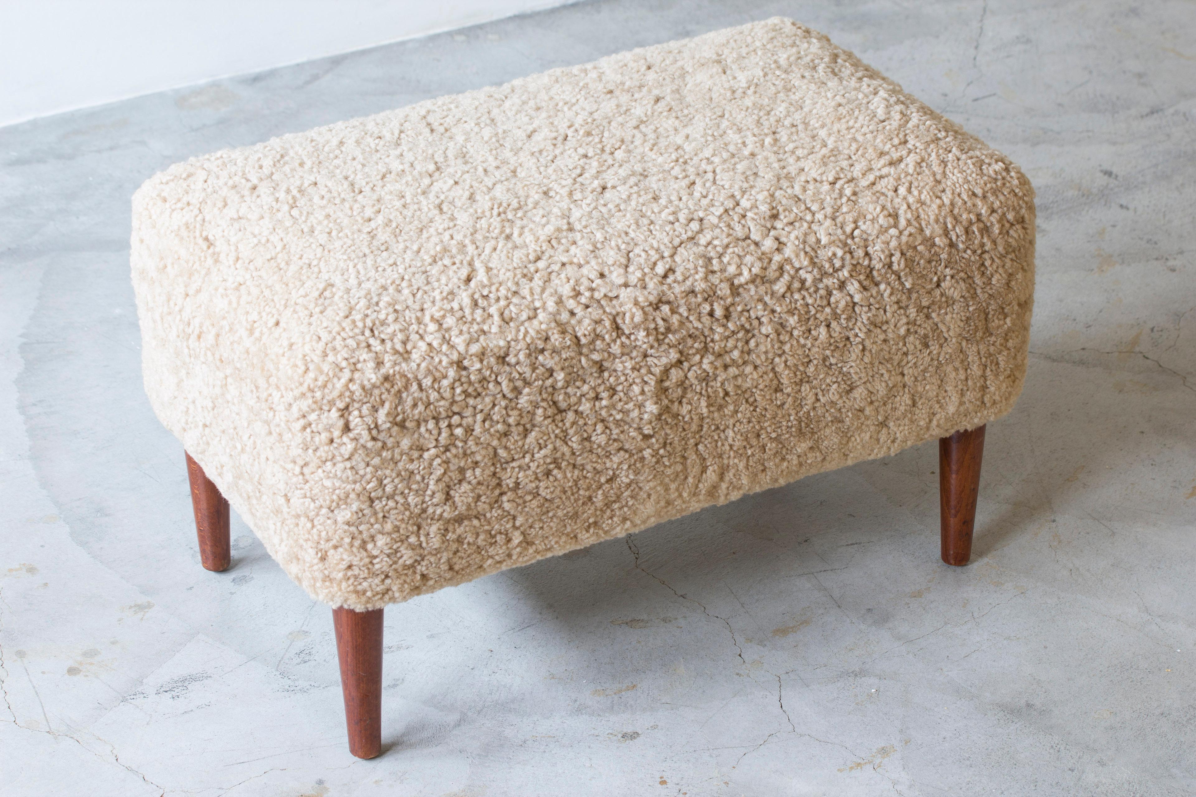 Pouf/sgabello danese in teak e pelle di pecora, moderno scandinavo In condizioni buone in vendita a Hägersten, SE