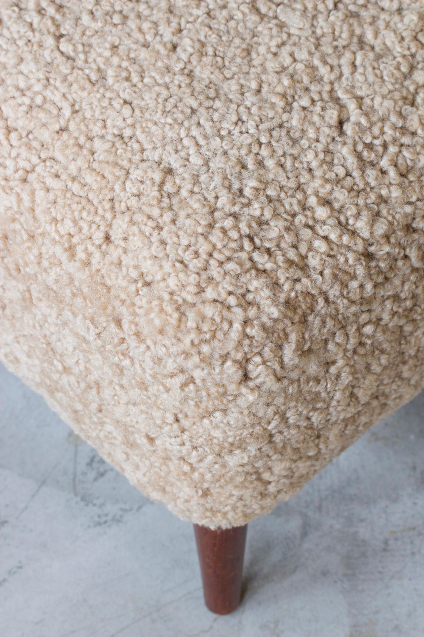 Metà XX secolo Pouf/sgabello danese in teak e pelle di pecora, moderno scandinavo in vendita