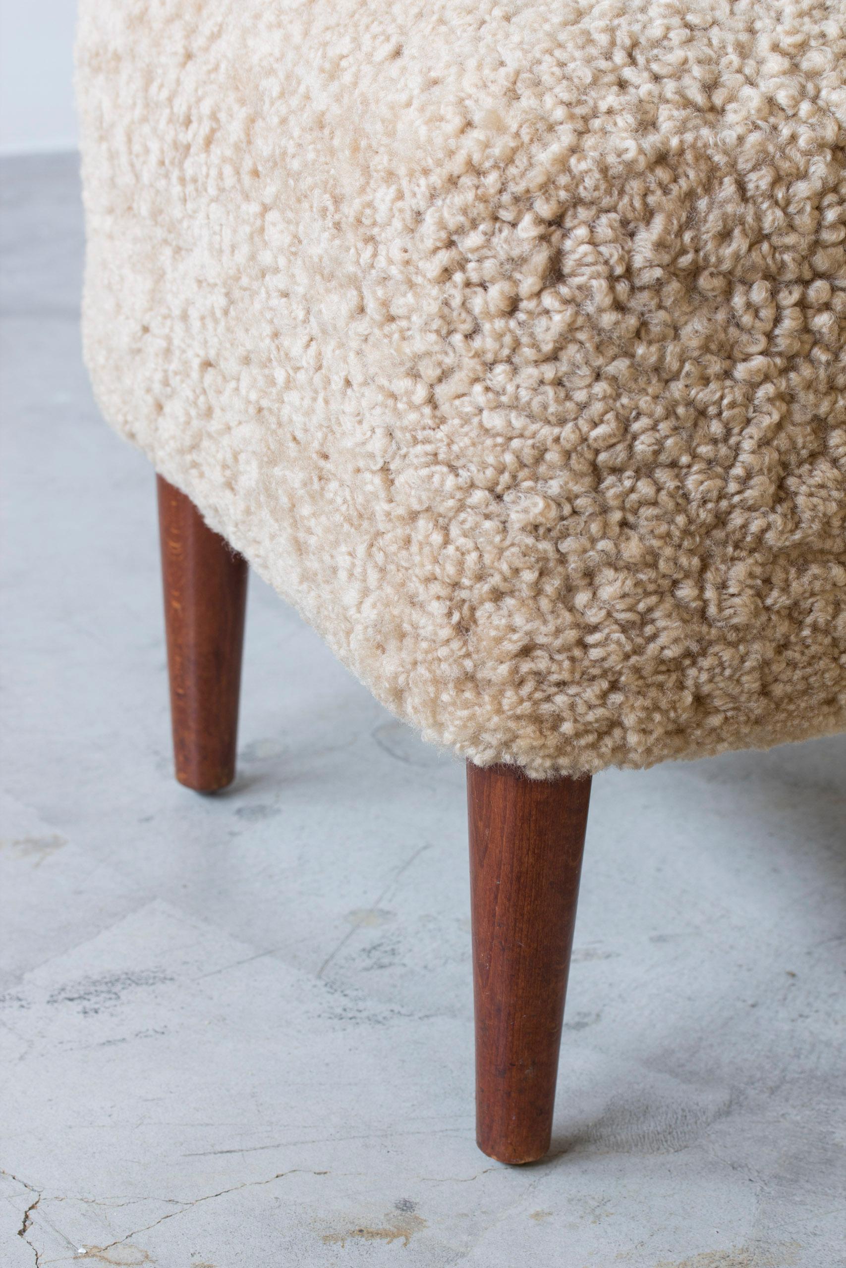 Montone Pouf/sgabello danese in teak e pelle di pecora, moderno scandinavo in vendita