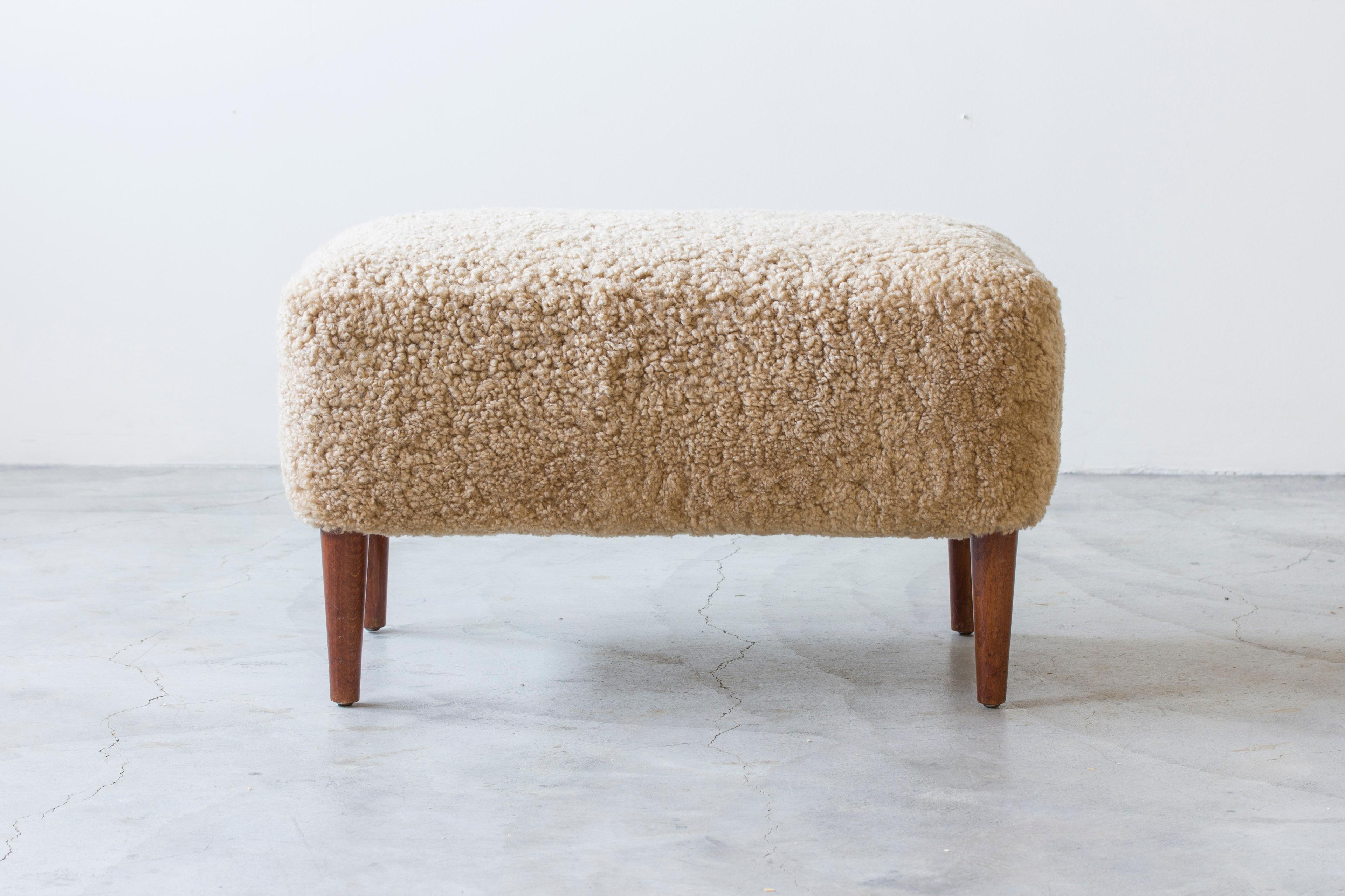Pouf/sgabello danese in teak e pelle di pecora, moderno scandinavo in vendita 1
