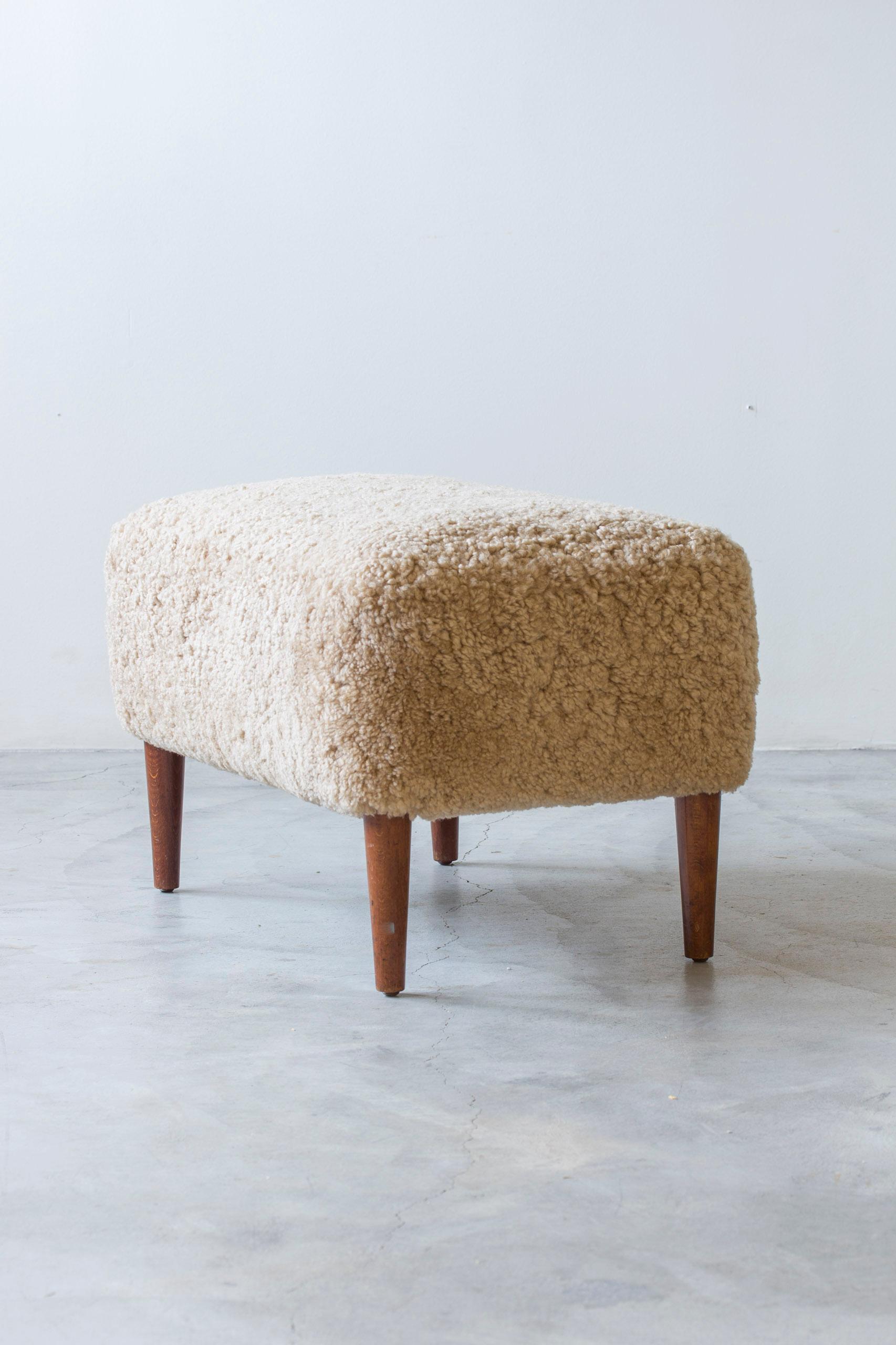 Pouf/sgabello danese in teak e pelle di pecora, moderno scandinavo in vendita 2