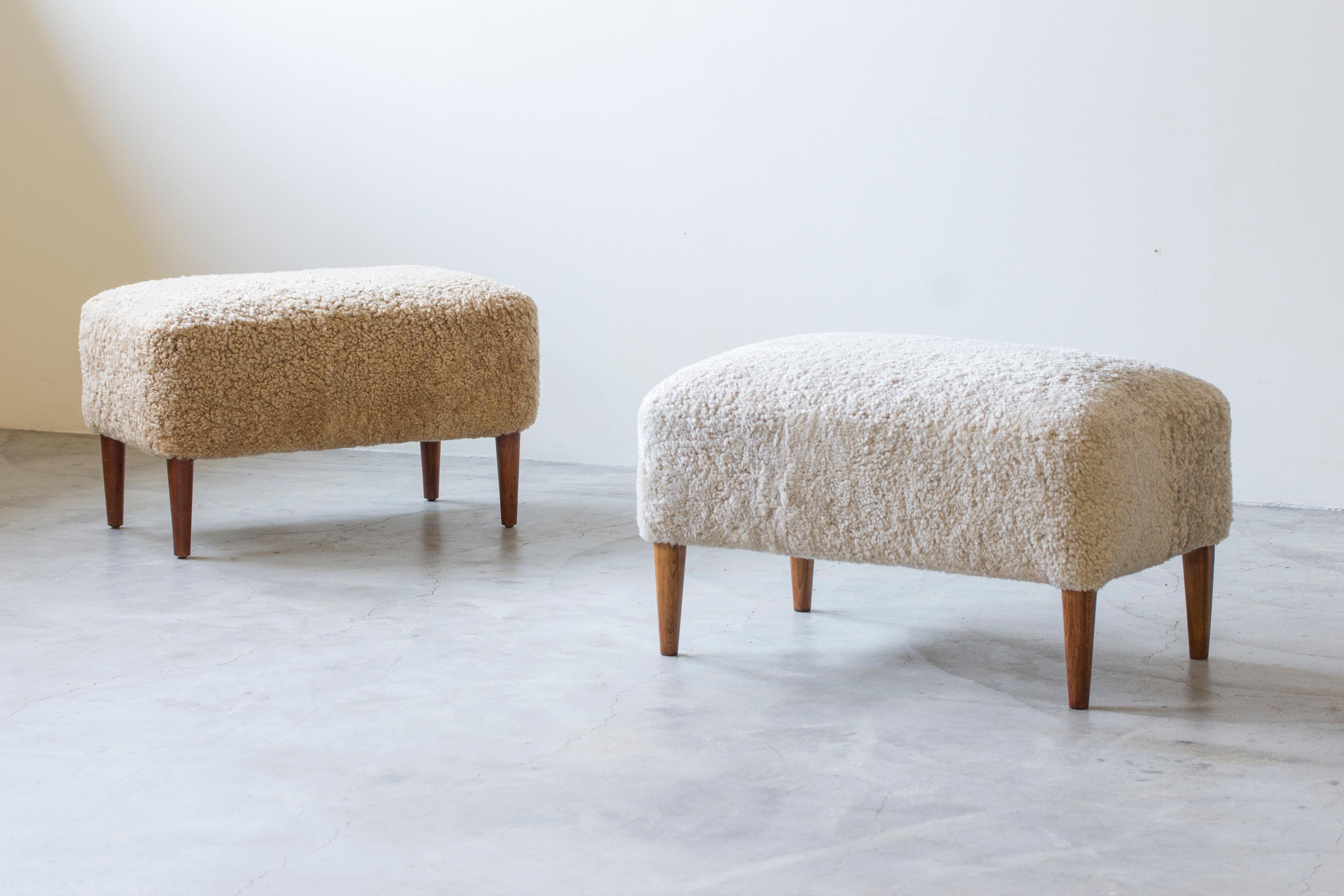 Pouf/sgabello danese in teak e pelle di pecora, The Modern Scandinavian no.2 in vendita 4