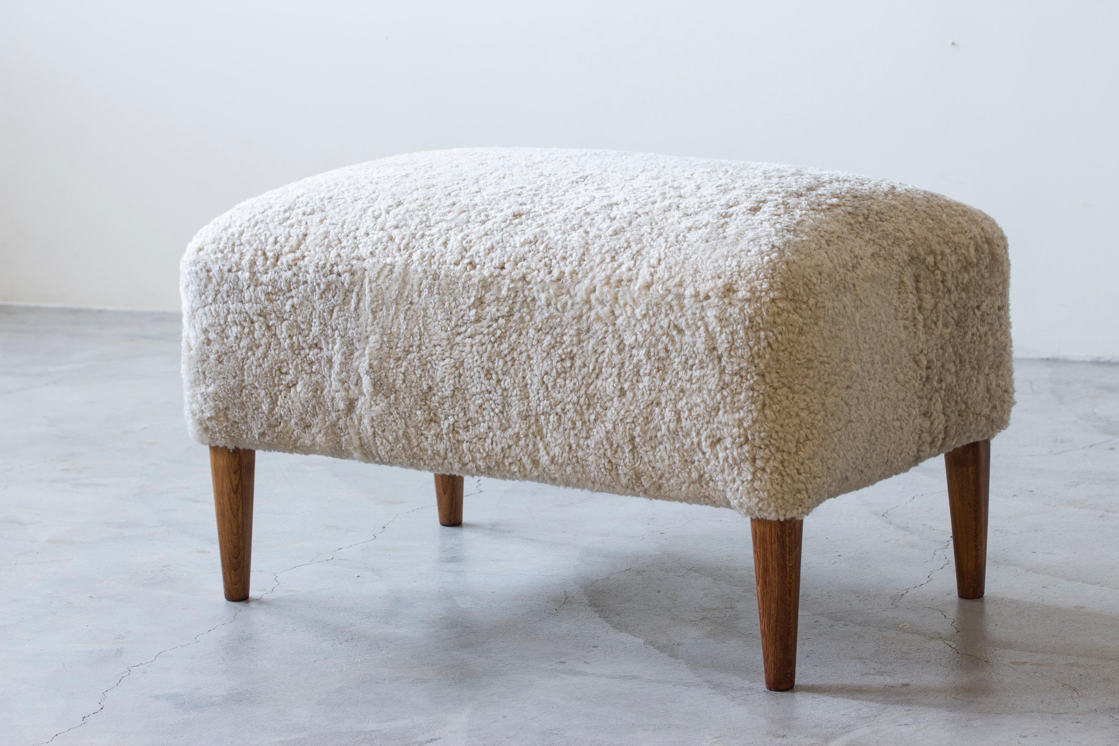 Scandinavo moderno Pouf/sgabello danese in teak e pelle di pecora, The Modern Scandinavian no.2 in vendita