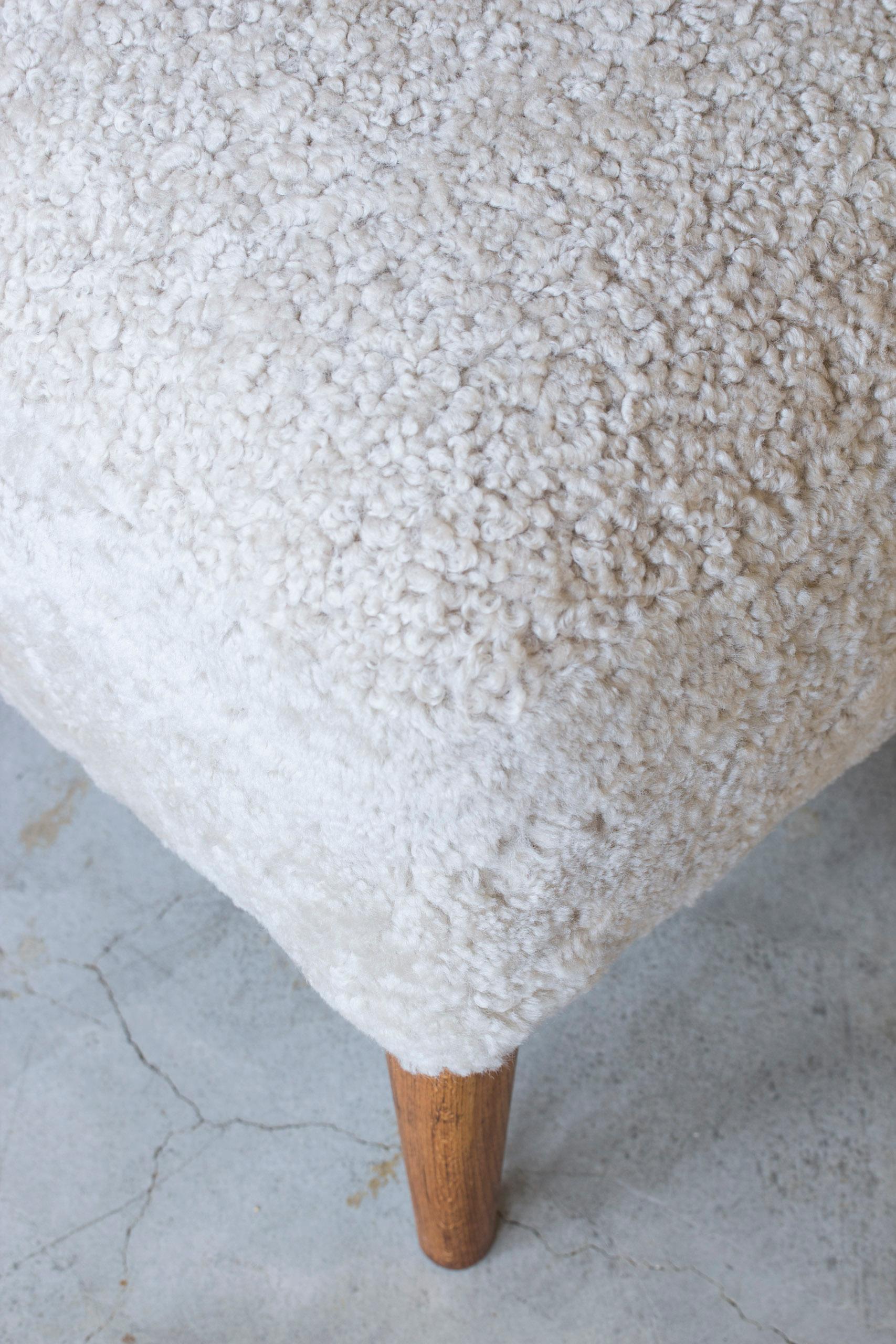 Pouf/sgabello danese in teak e pelle di pecora, The Modern Scandinavian no.2 In condizioni buone in vendita a Hägersten, SE