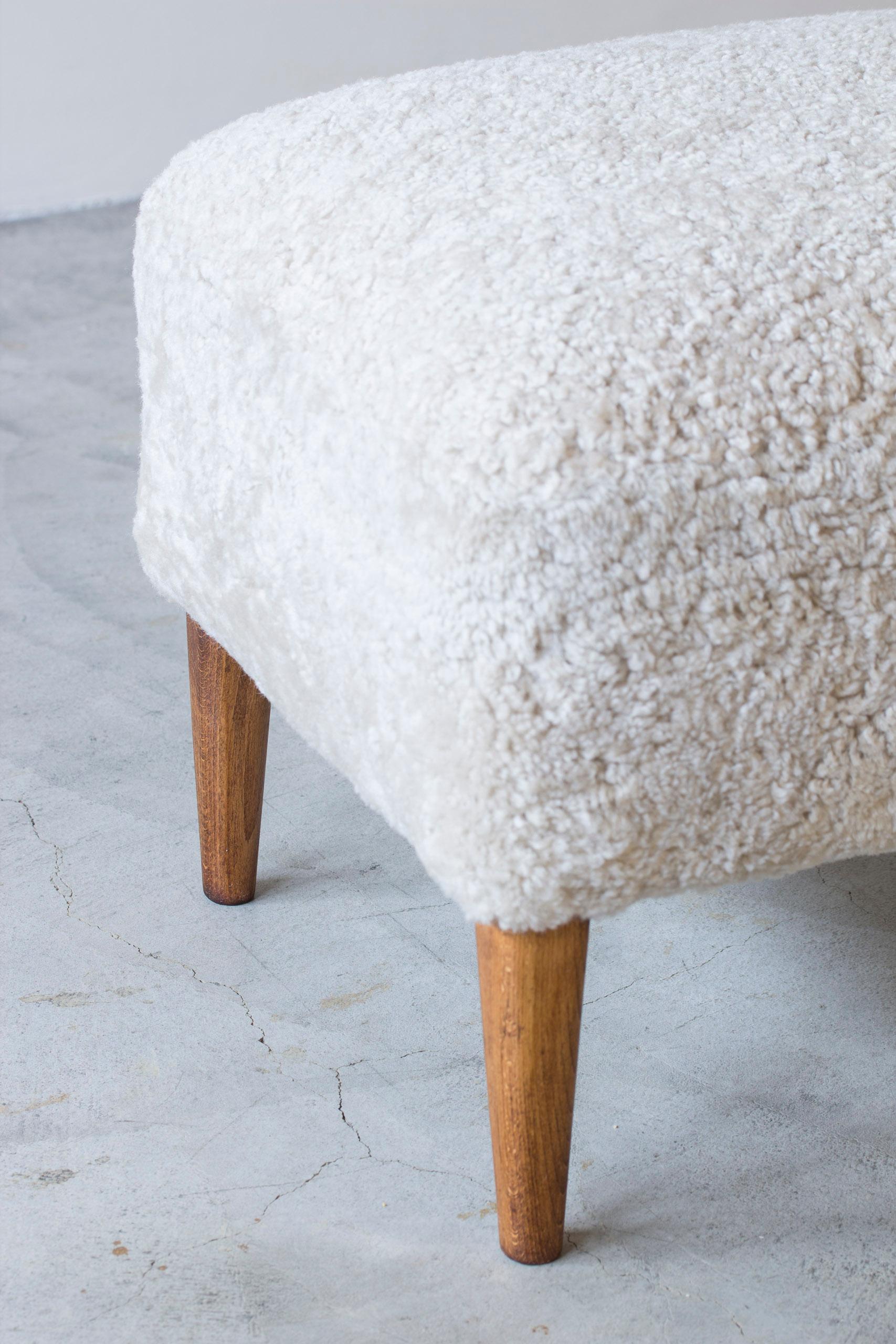 Metà XX secolo Pouf/sgabello danese in teak e pelle di pecora, The Modern Scandinavian no.2 in vendita