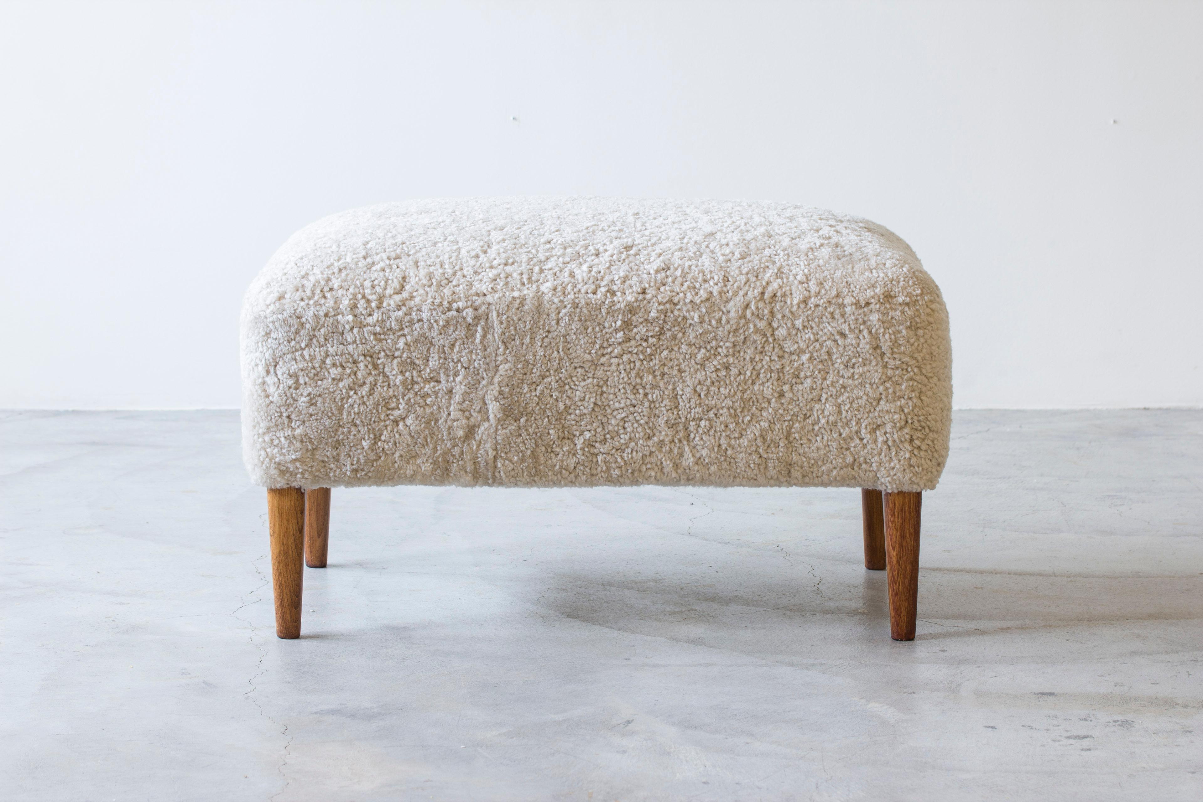 Pouf/sgabello danese in teak e pelle di pecora, The Modern Scandinavian no.2 in vendita 1