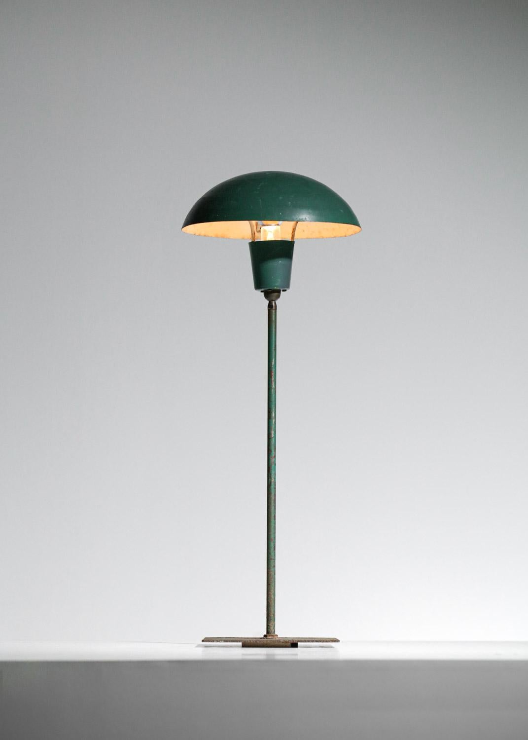 Skandinavische Tisch- oder kleine Stehlampe im Industriestil für den Außenbereich im Stil der Arbeiten von Poul Hennigsen aus den 50er Jahren. Struktur der Basis und des Schirms aus dunkelgrün lackiertem Metall (Originalfarbe). Ein Kugelgelenk