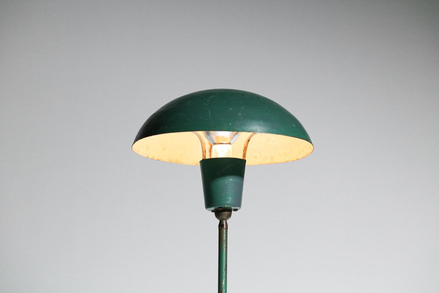 Industriel Lampe de table d'extérieur danoise en métal laqué style Poul Hennigsen des années 50 en vente