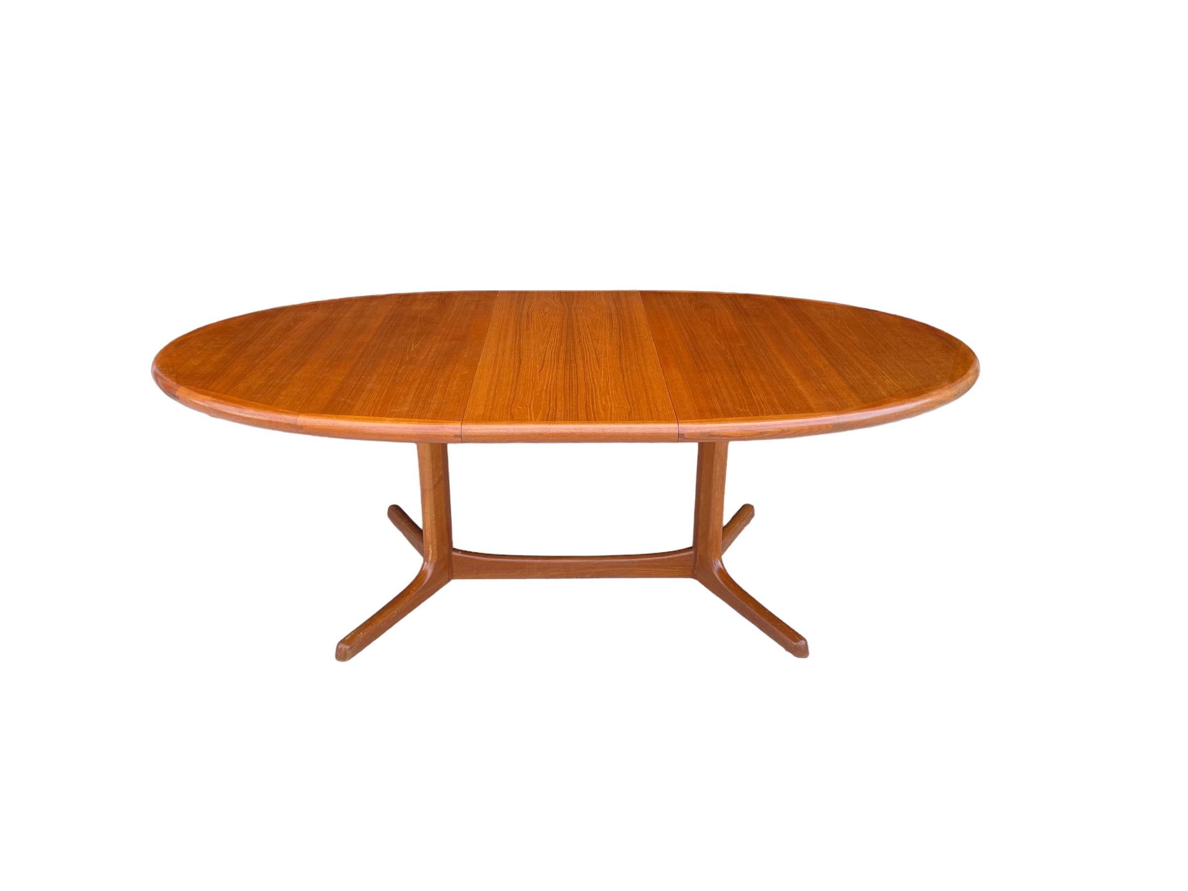 Teck Table de salle à manger ovale danoise en teck par Dyrlund en vente