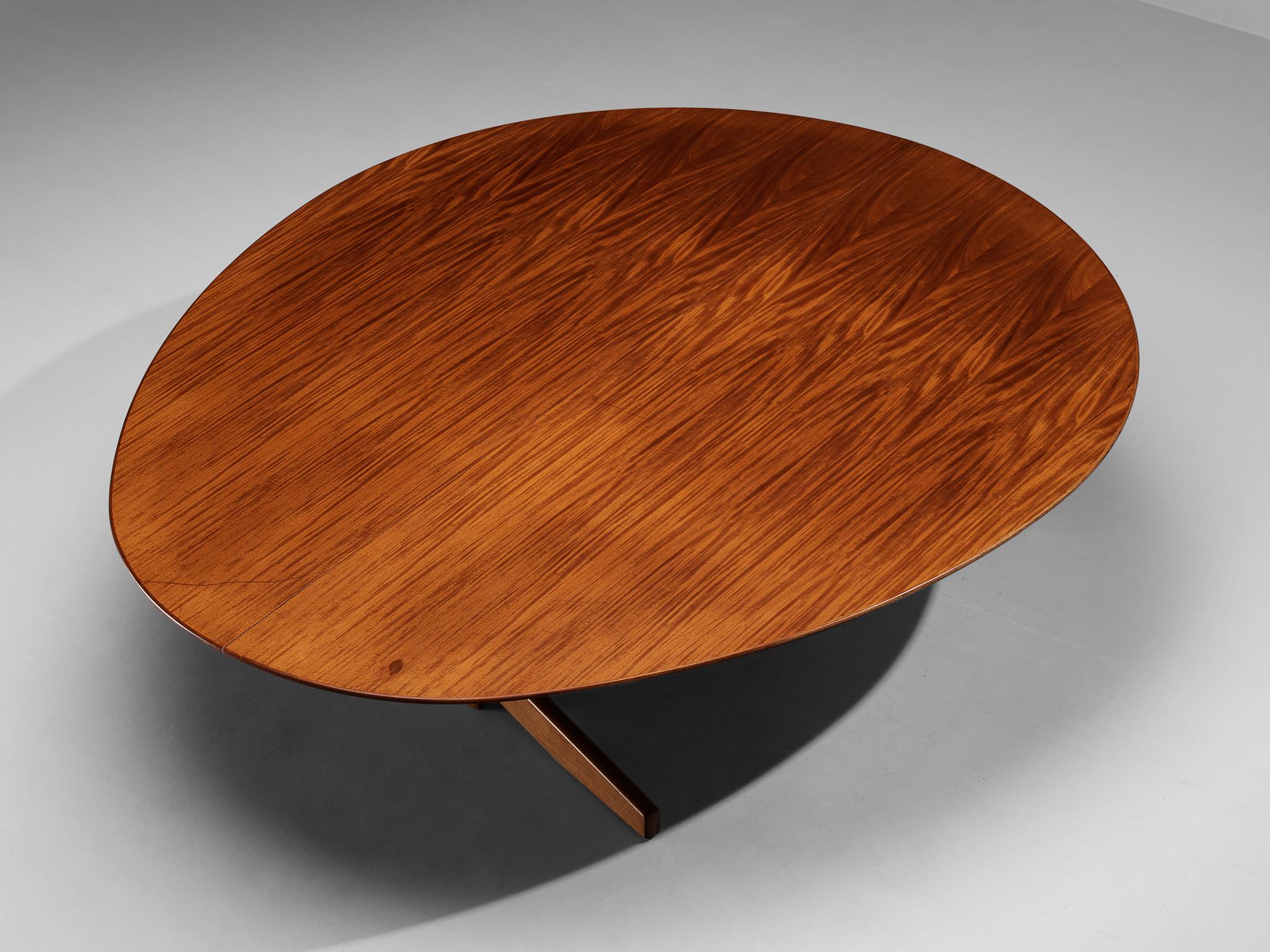 Scandinave moderne Grande table de salle à manger ovale danoise en acajou en vente