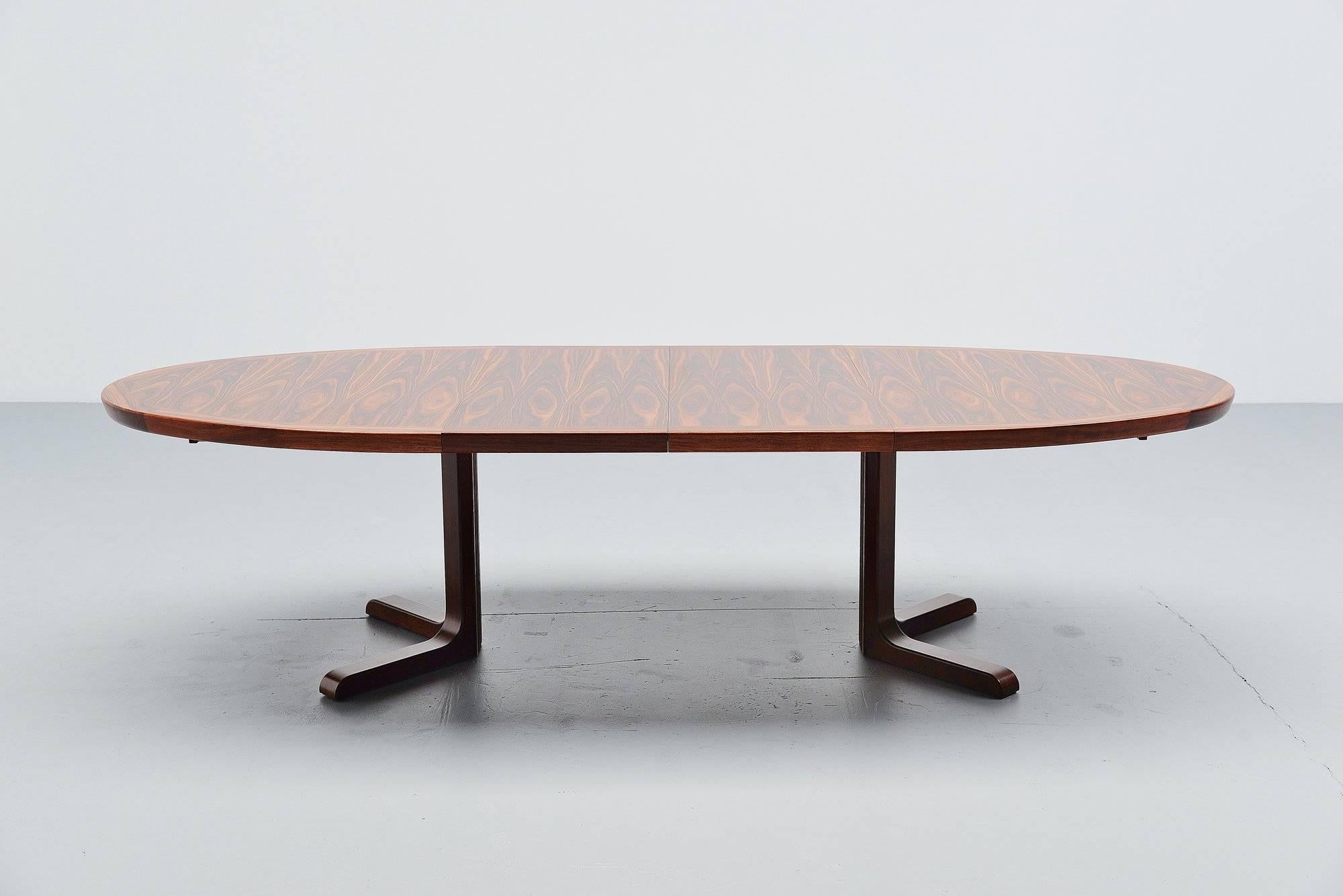 Large oval extendable dining or conference table made by unknown manufacturer, Denmark, 1960. This table is made of Rio rosewood and has an amazing grain to the wooden top. This table can be extended from 180 cm to 280 cm wide using the two