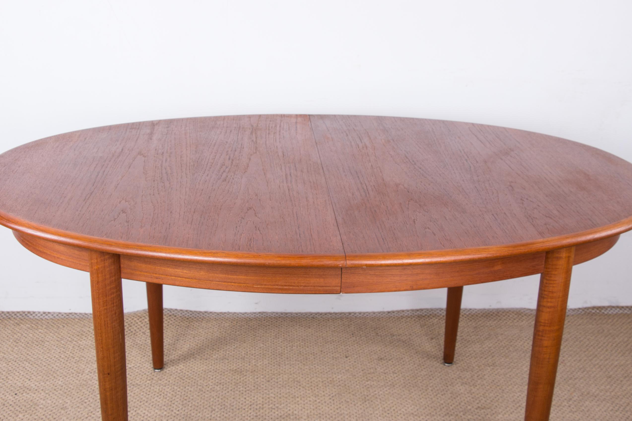 Scandinavian Modern Danish oval teak dining table by Gudme Mobelfabrik 1960. For Sale