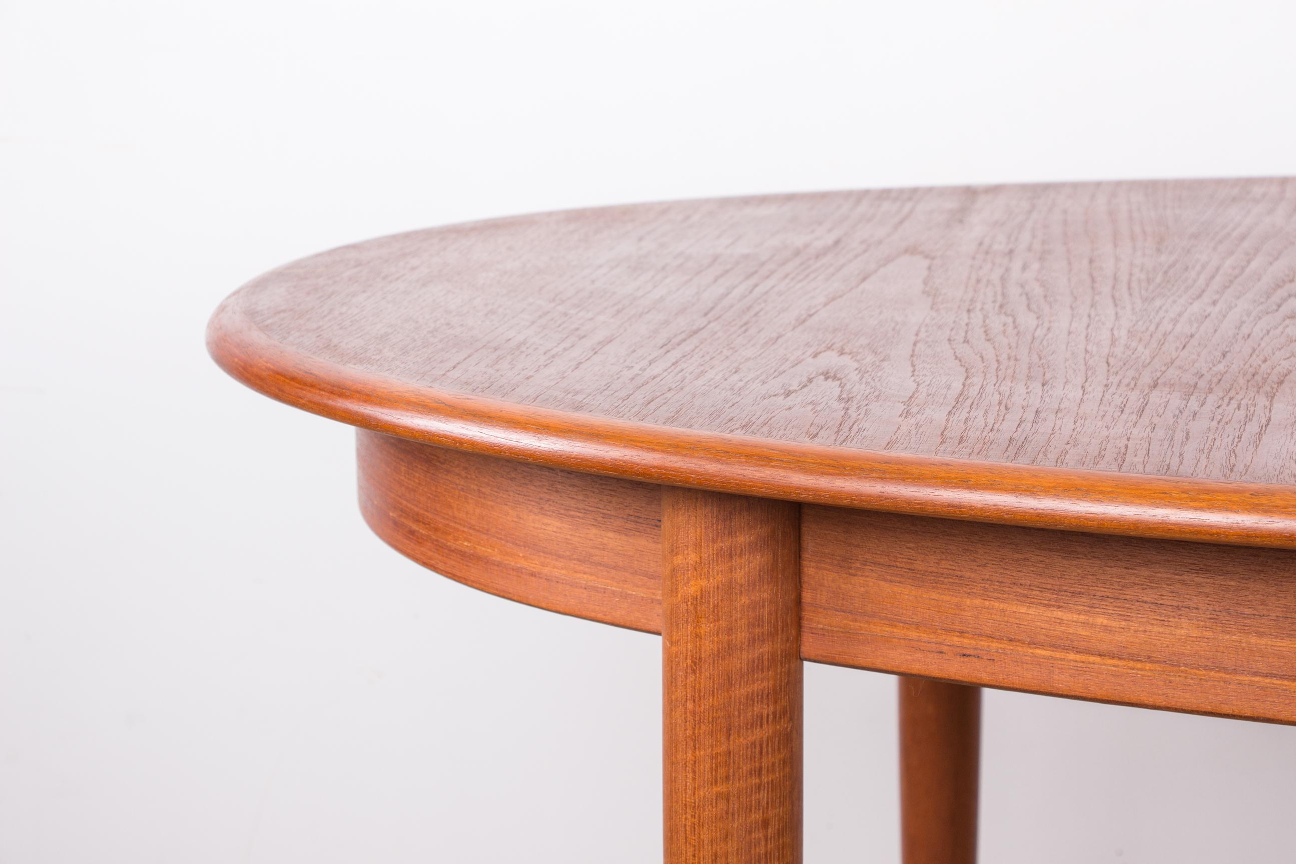 Milieu du XXe siècle Table de salle à manger danoise ovale en teck de Gudme Mobelfabrik 1960. en vente