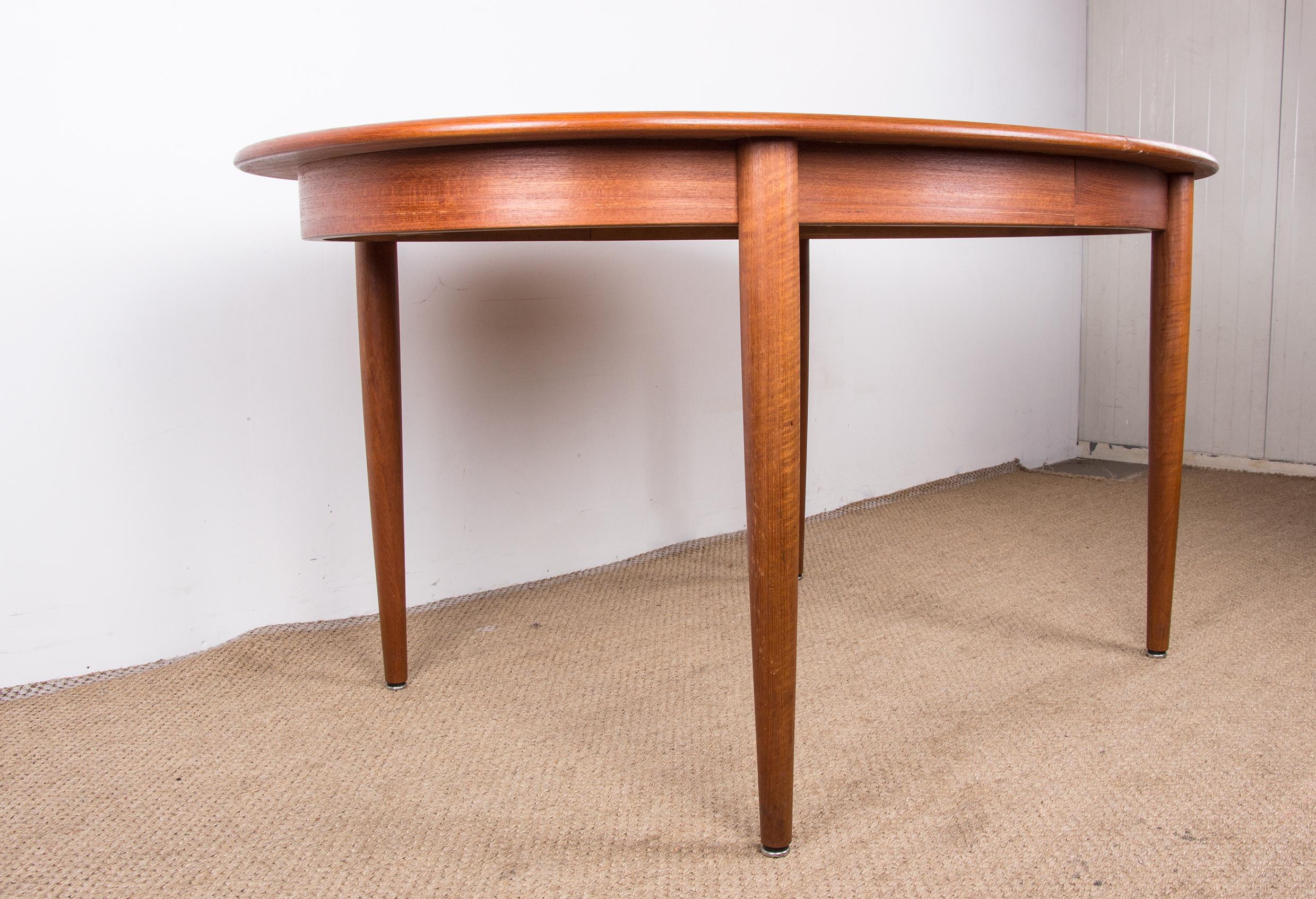 Danish oval teak dining table by Gudme Mobelfabrik 1960. For Sale 2