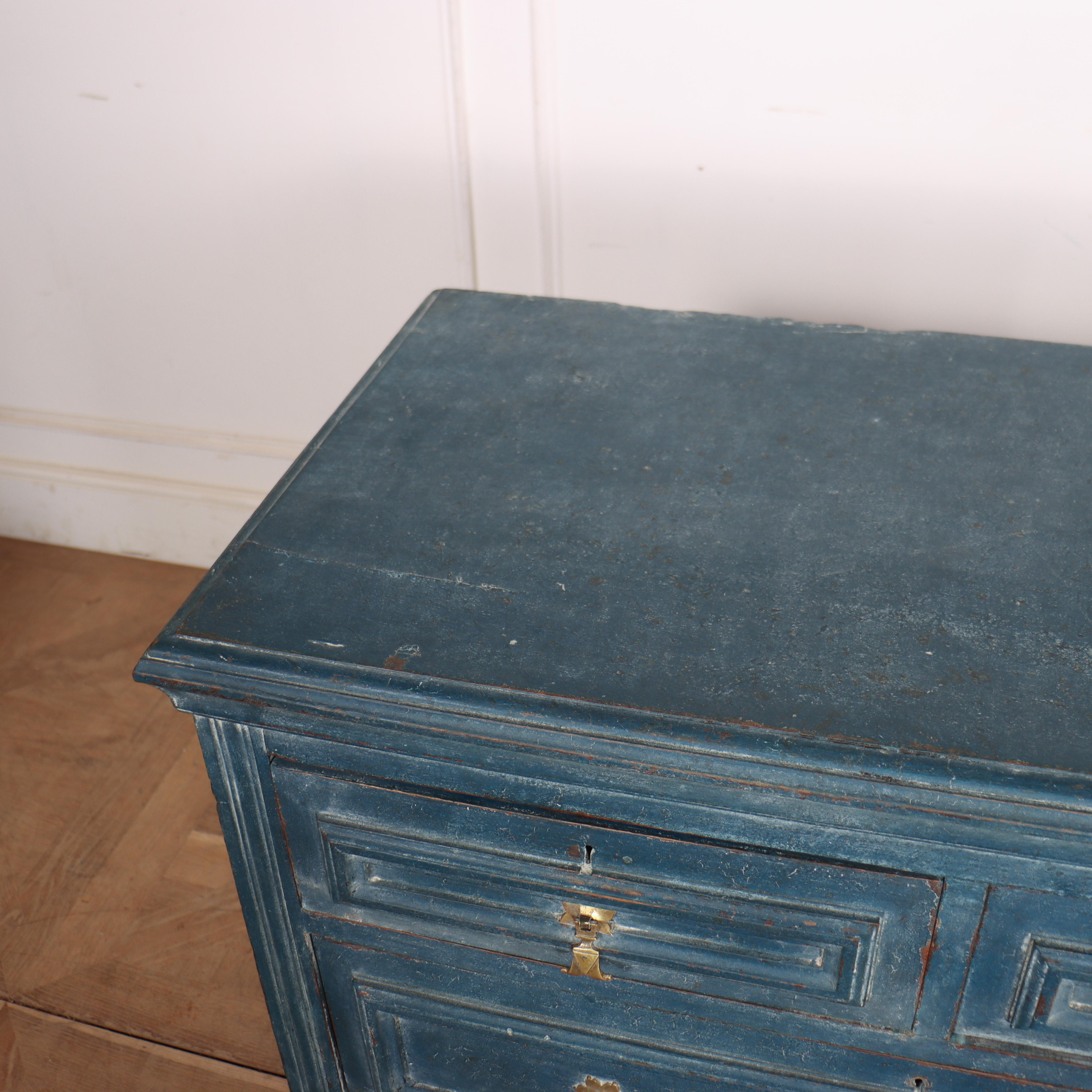 Commode continentale peinte danoise en vente 2