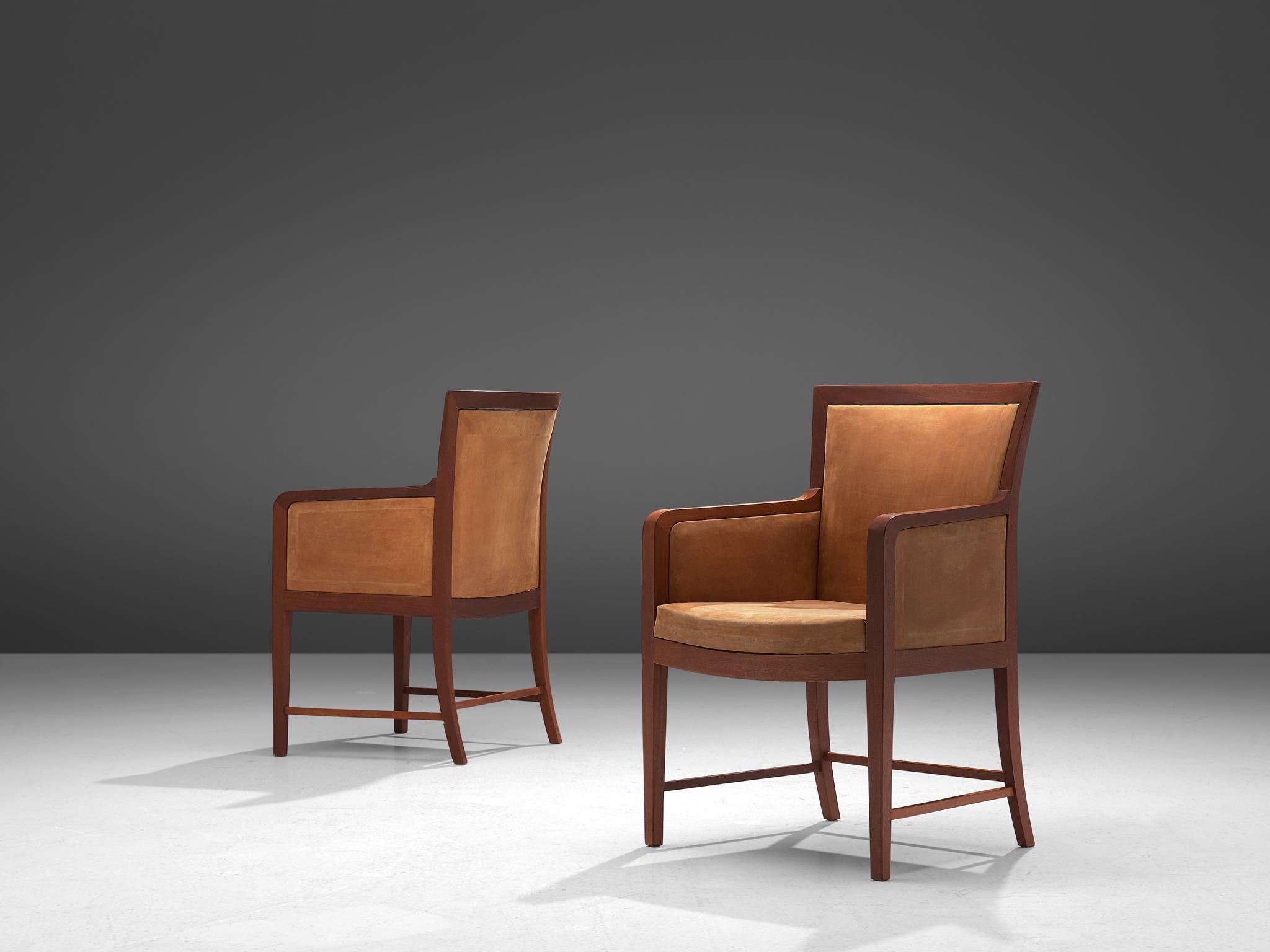 Kaj Gottlob pour Rud Rasmussen, paire de chaises longues, cuir et acajou, Danemark, années 1930

Cet élégant ensemble de fauteuils est conçu par Kaj Gottlob et fabriqué par Rud Rasmussen. Caractérisées par la simplicité, les chaises sont exécutées